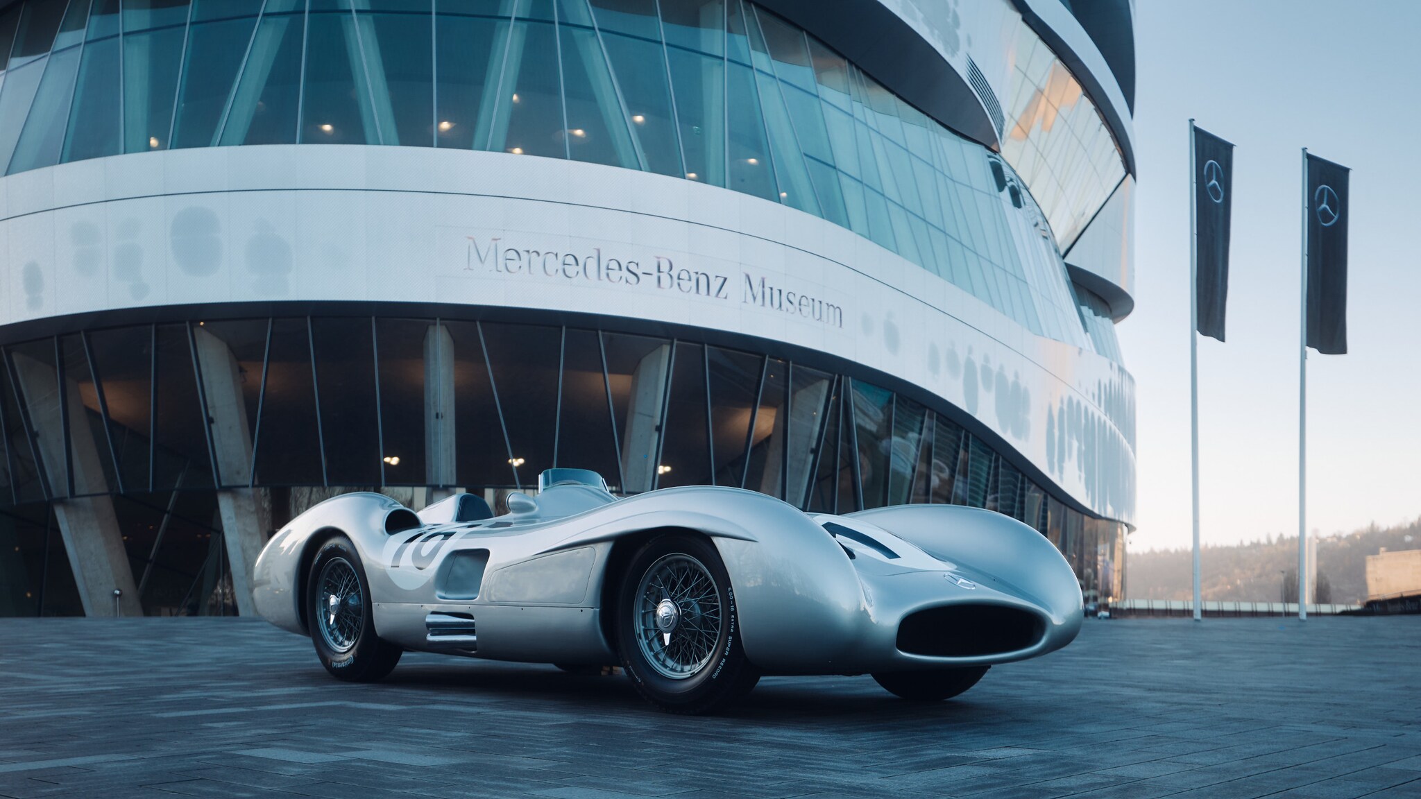 Der silberne stromlinienförmige W 196 R vor dem Mercedes-Benz Museum in Stuttgart.
