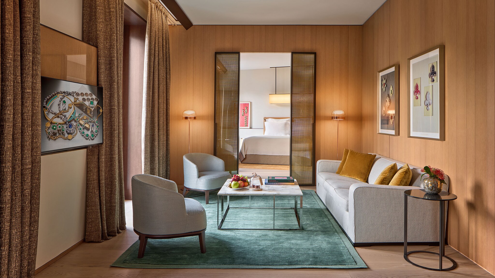 Eine moderne Hotelsuite mit einer Lounge mit Holzverkleidung an den Wänden.