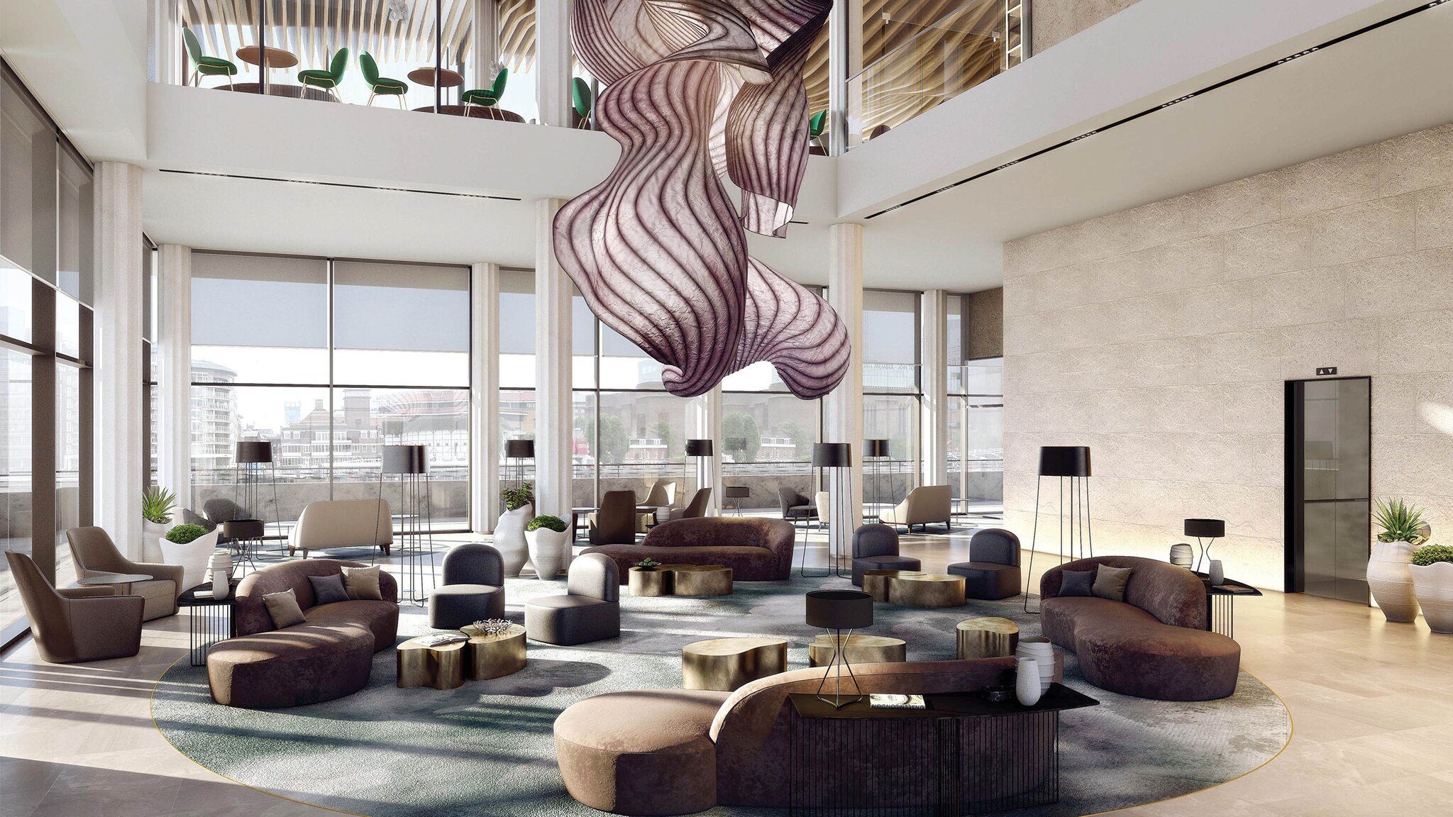 In einer Hotellobby stehen Sessel neben Stühle, an der decke hängt ein Kustwerk.