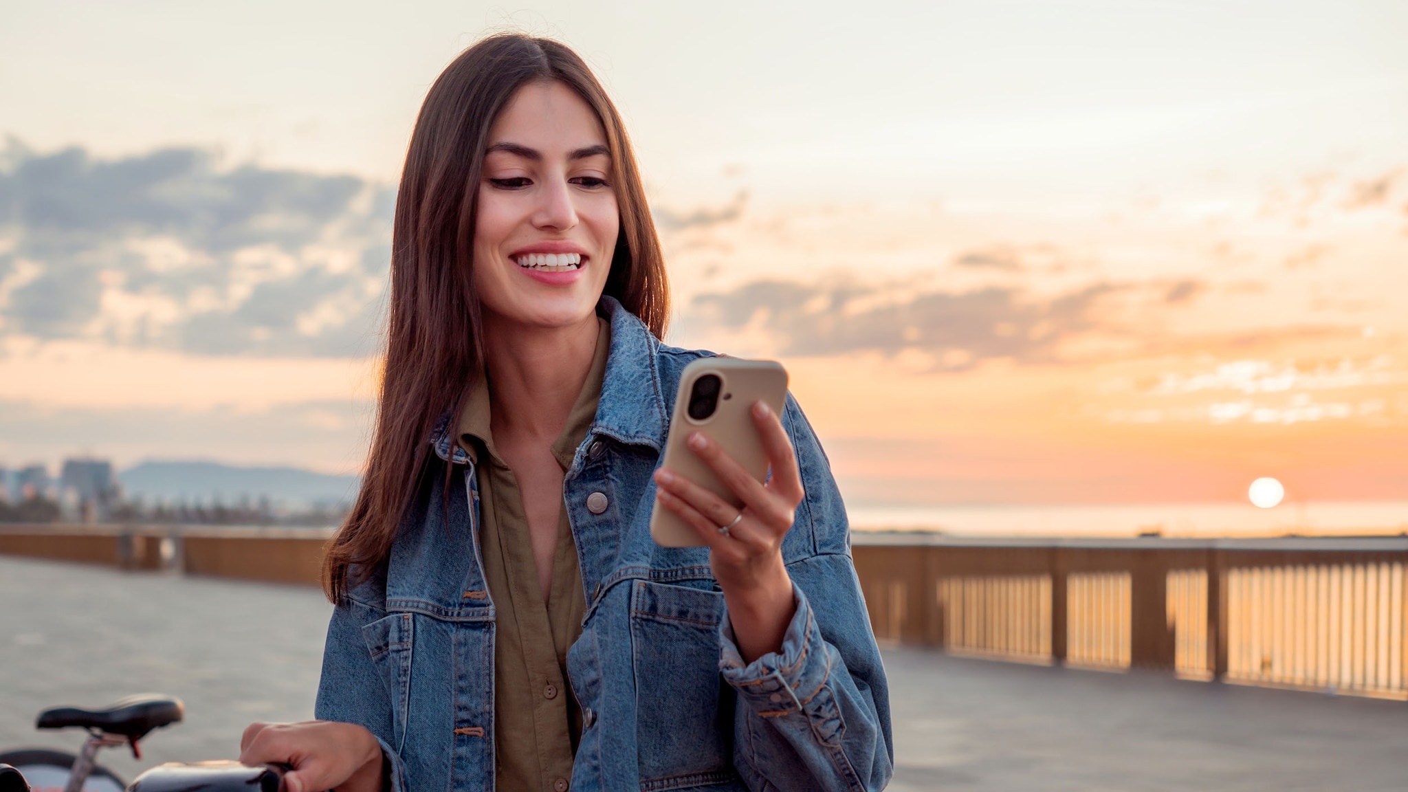 Eine Frau schaut auf ihr Smartphone.