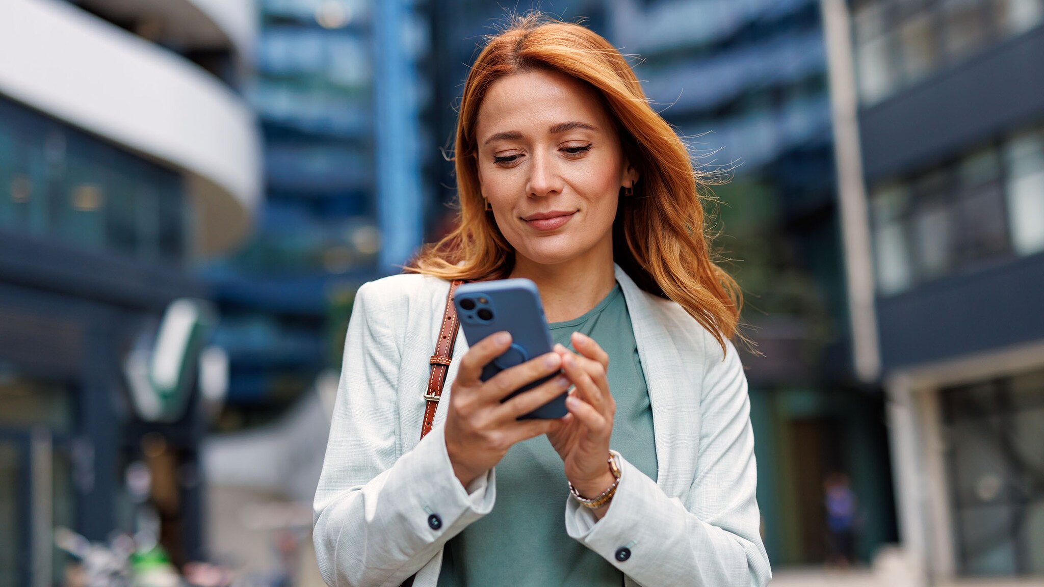 Eine Frau schaut auf ihr Smartphone.