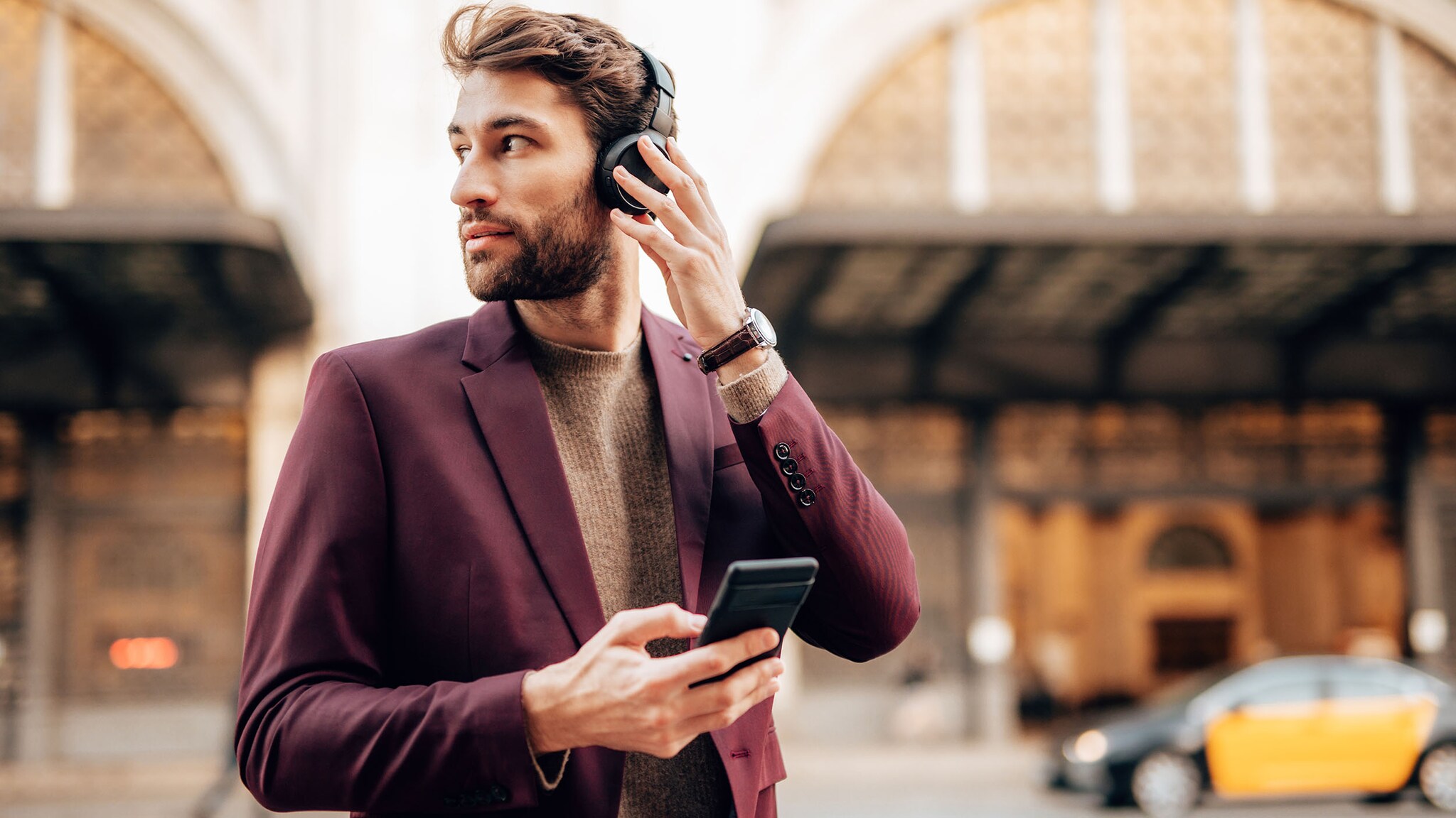 Ein Mann hält ein Smartphone in der Hand.