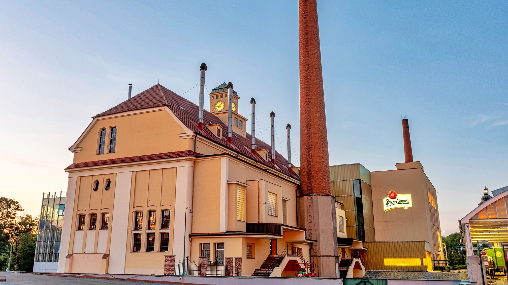 Blick auf das historische Gebäude einer Brauerei mit großem Schornstein.