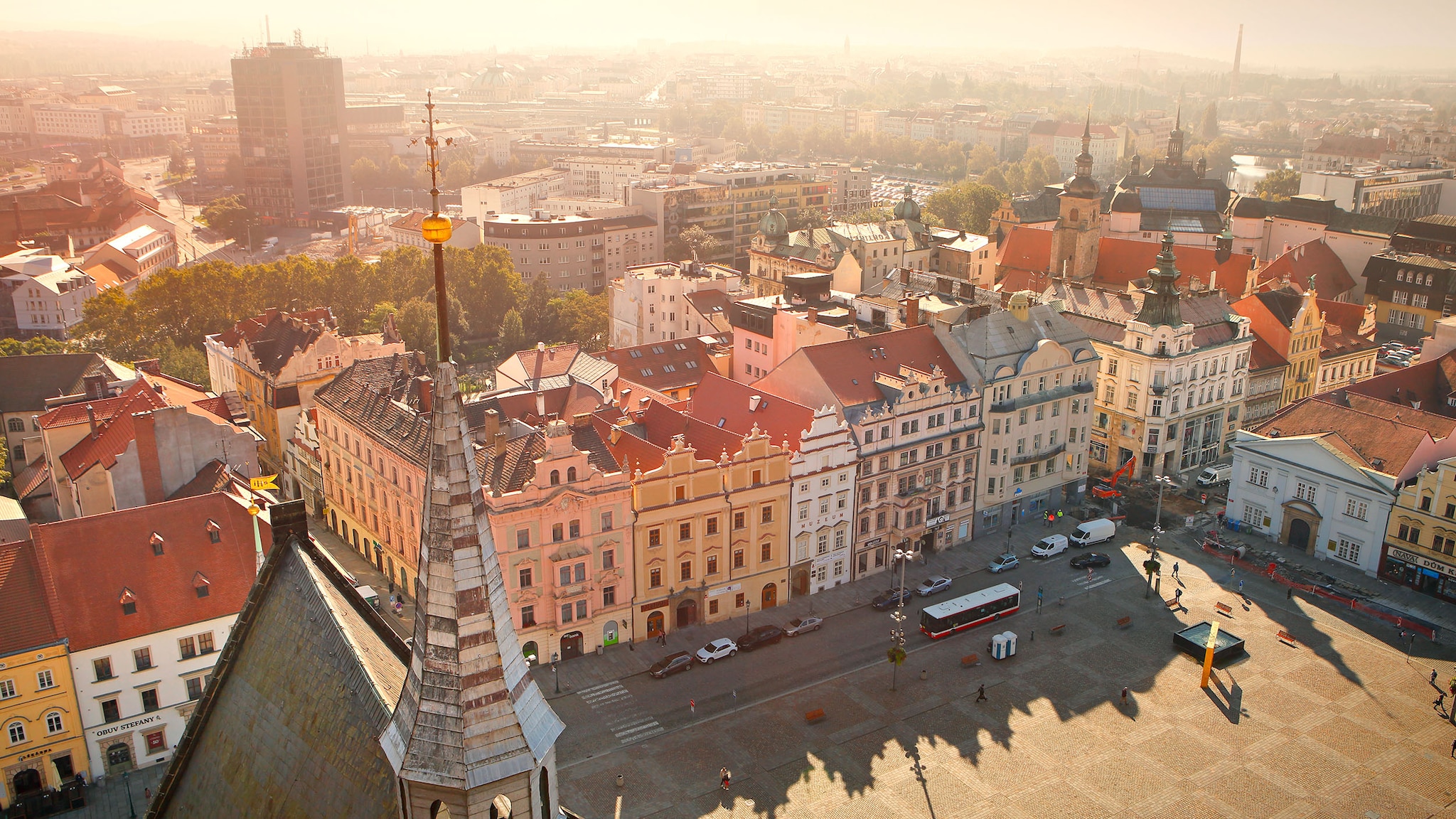 Luftaufnahme einer Stadt mit historischen Gebäuden.