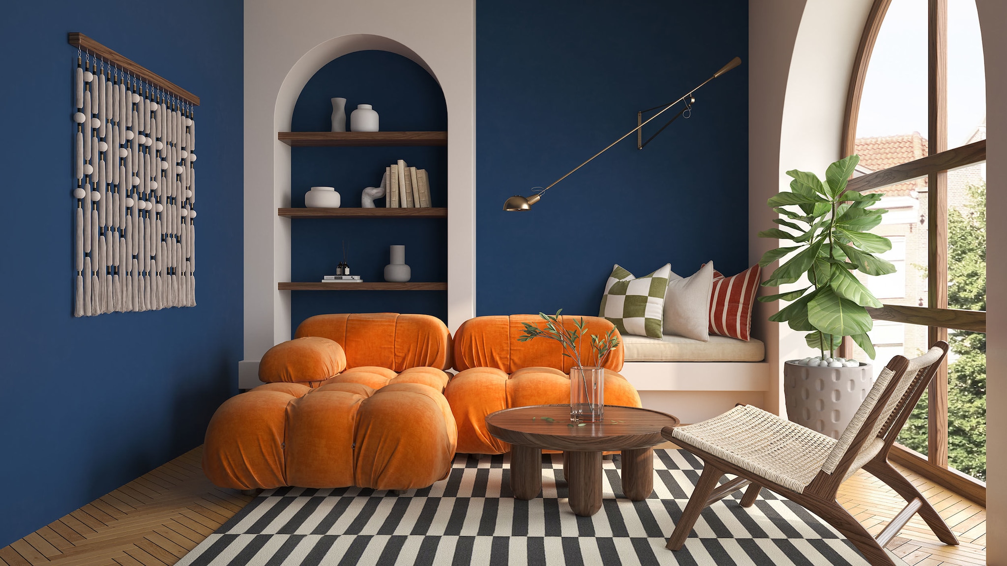 Ein oranges Sofa steht vor einer blauen Wand.