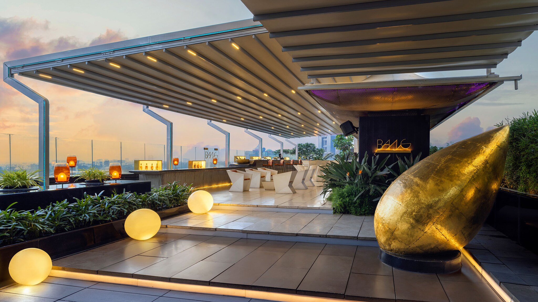 Auf einer Dachterrasse ist eine Bar mit Sitzmöbeln.