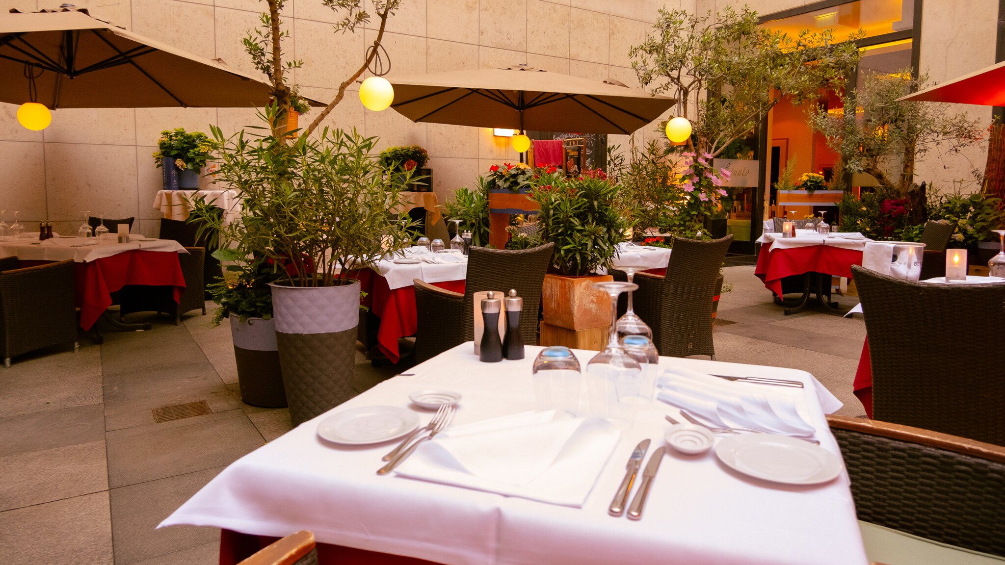 Begrünter Innenhof des italienischen Restaurants Il Punto.