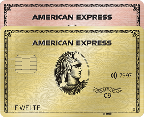 Zwei Freisteller von Kreditkartenabbildungen hintereinander. Vorne ist die American Express Gold Card, dahinter die American Express Gold Card Rosé.
