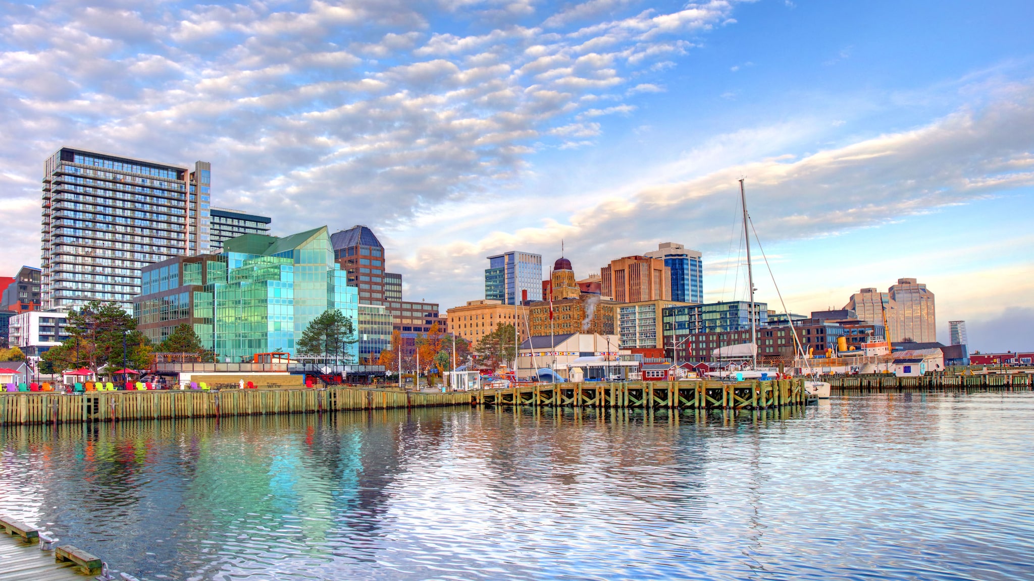 amex-magazin-halifax-kanada-skyline-waterfront Waterfront mit einer Skyline mit Häusern in unterschiedlichen Formen und Farben.