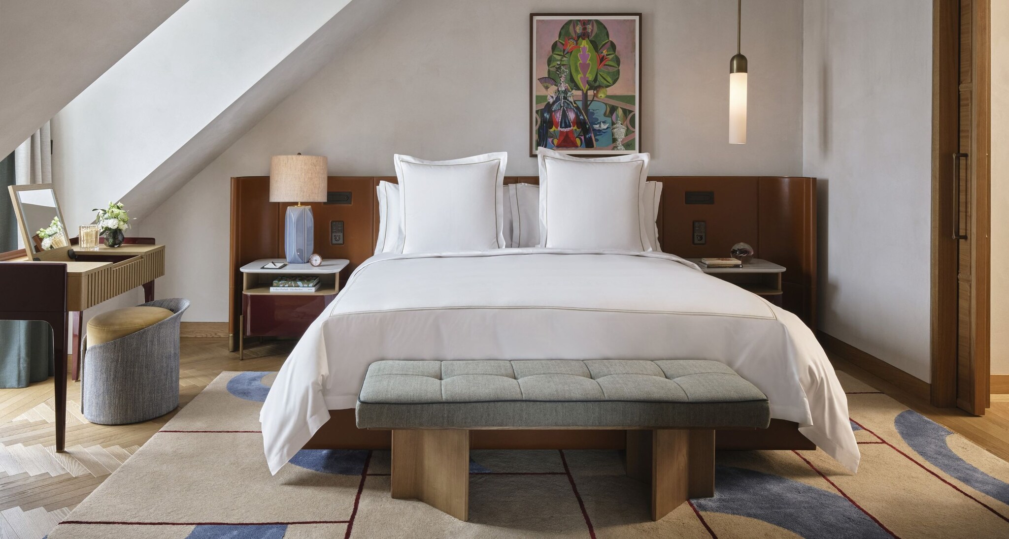 Ein Bett in einem Zimmer des Hotels Rosewood Munich