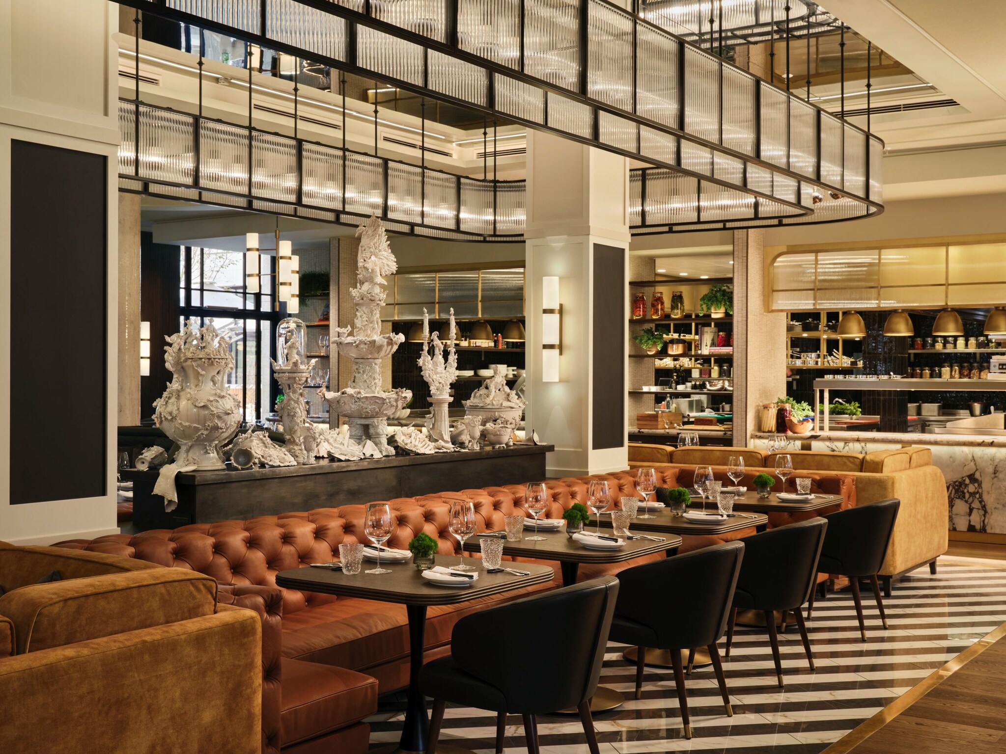 Ein kunstvoll gestalteter Restaurant-Innenraum in Beige- und Brauntönen: die Brasserie CUVILLIÉS.