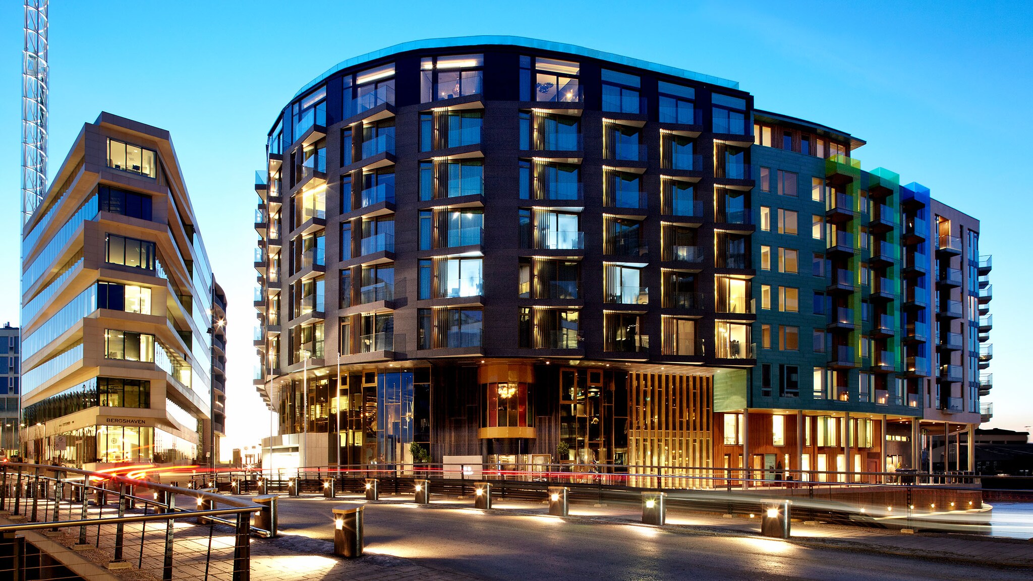 Rundes, mehrstöckiges Hotelgebäude in urbanen Setting.