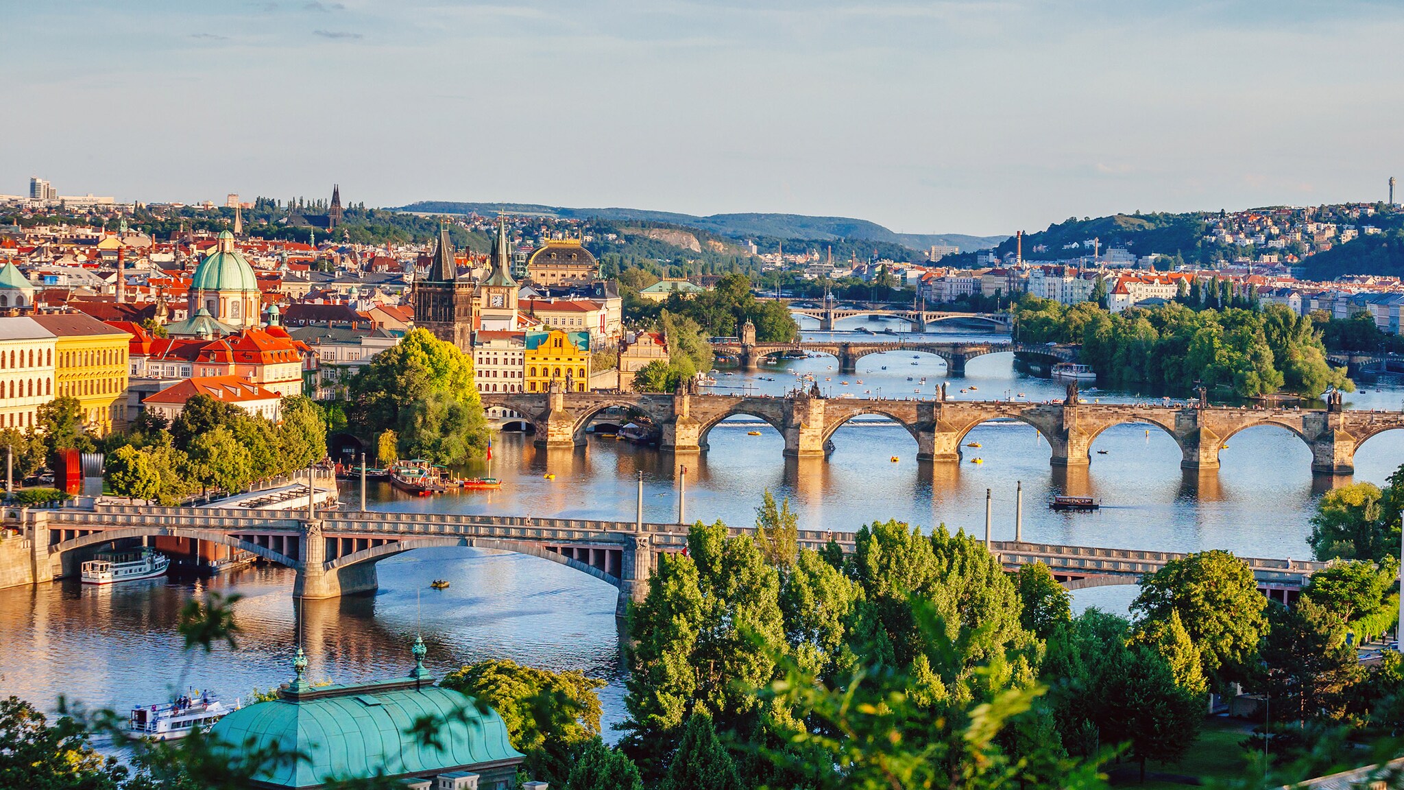 Altstadtpanorama von Prag am Fluss mit verschiedenen Brücken im Abendlicht aus der Luftperspektive.