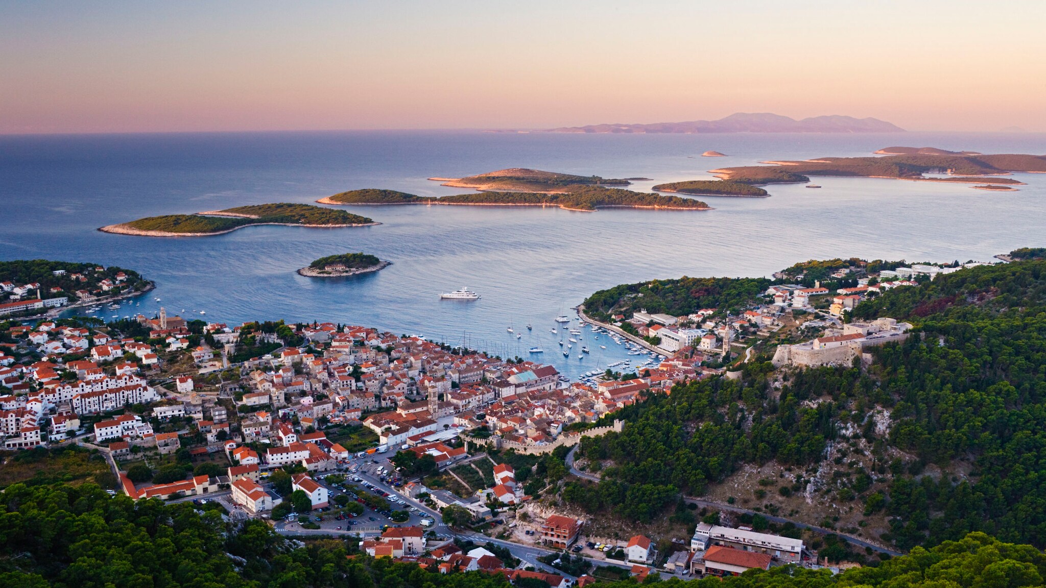 Blick auf die Stadt Hvar der gleichnamigen Insel bei Dämmerung.