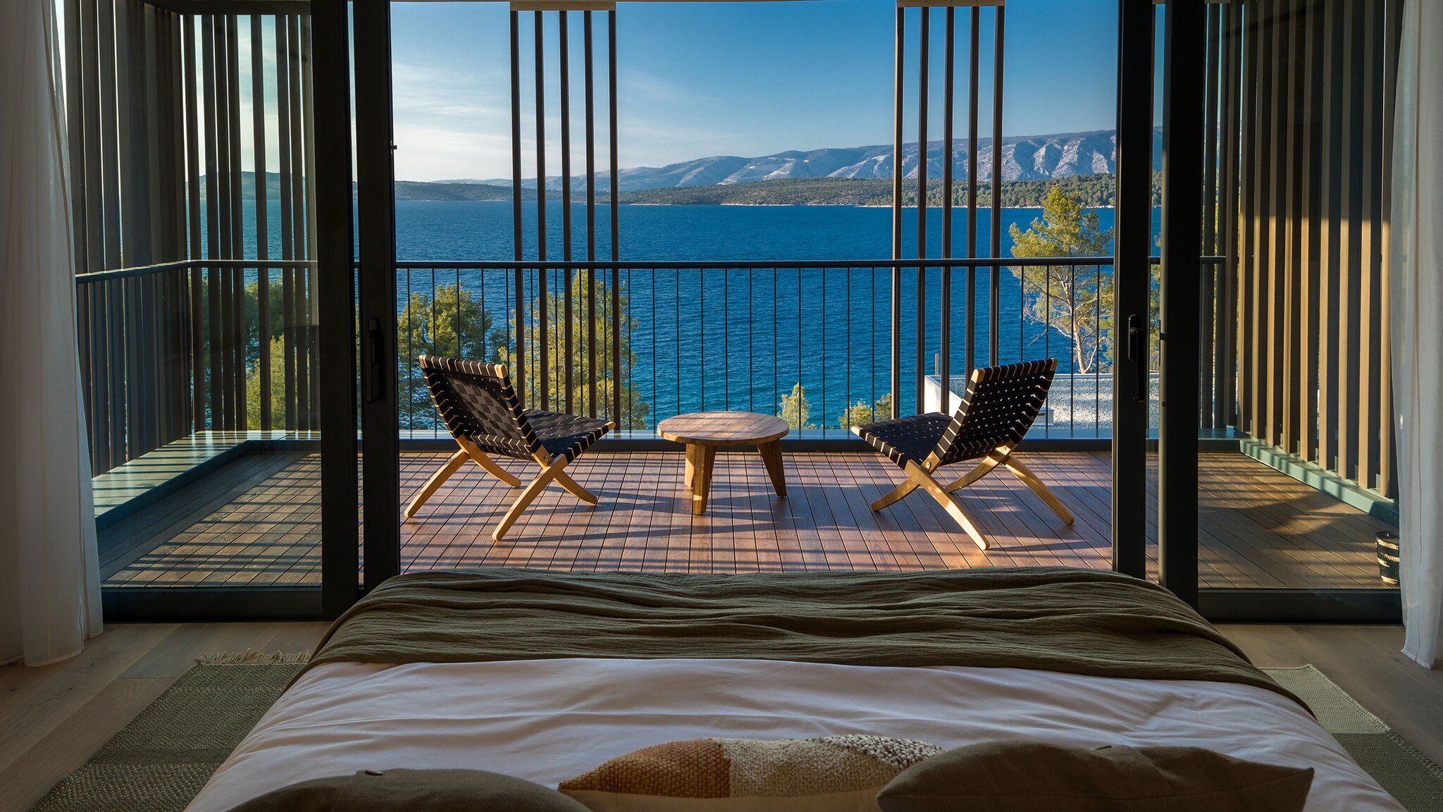 Auf der Terrasse einer Hotelsuite stehen Stühle.