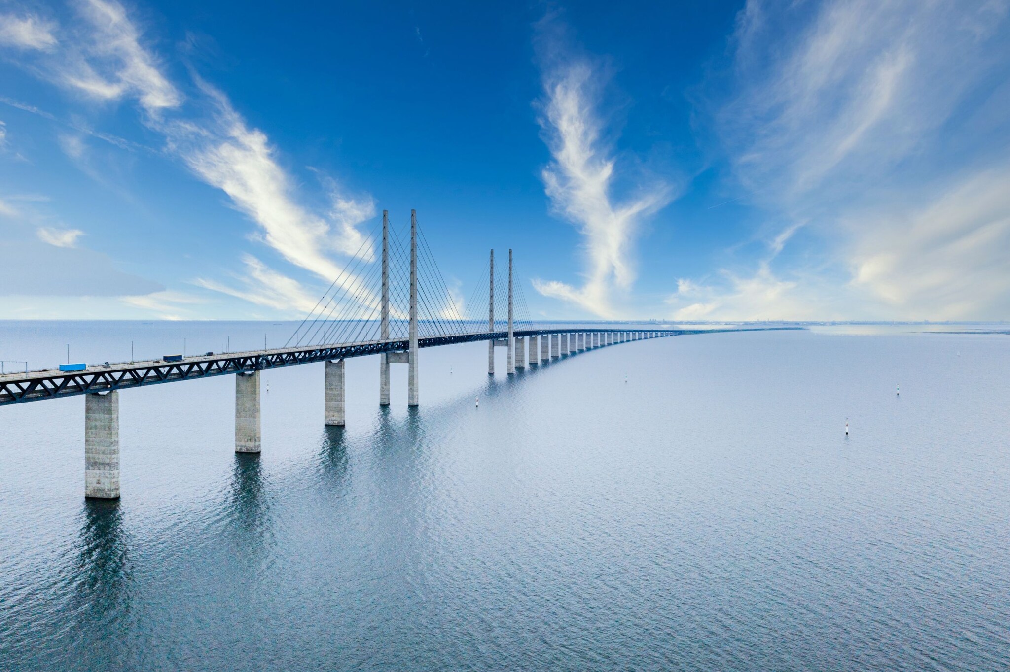 Blick auf die Öresundbrücke bei blauem Himmel.