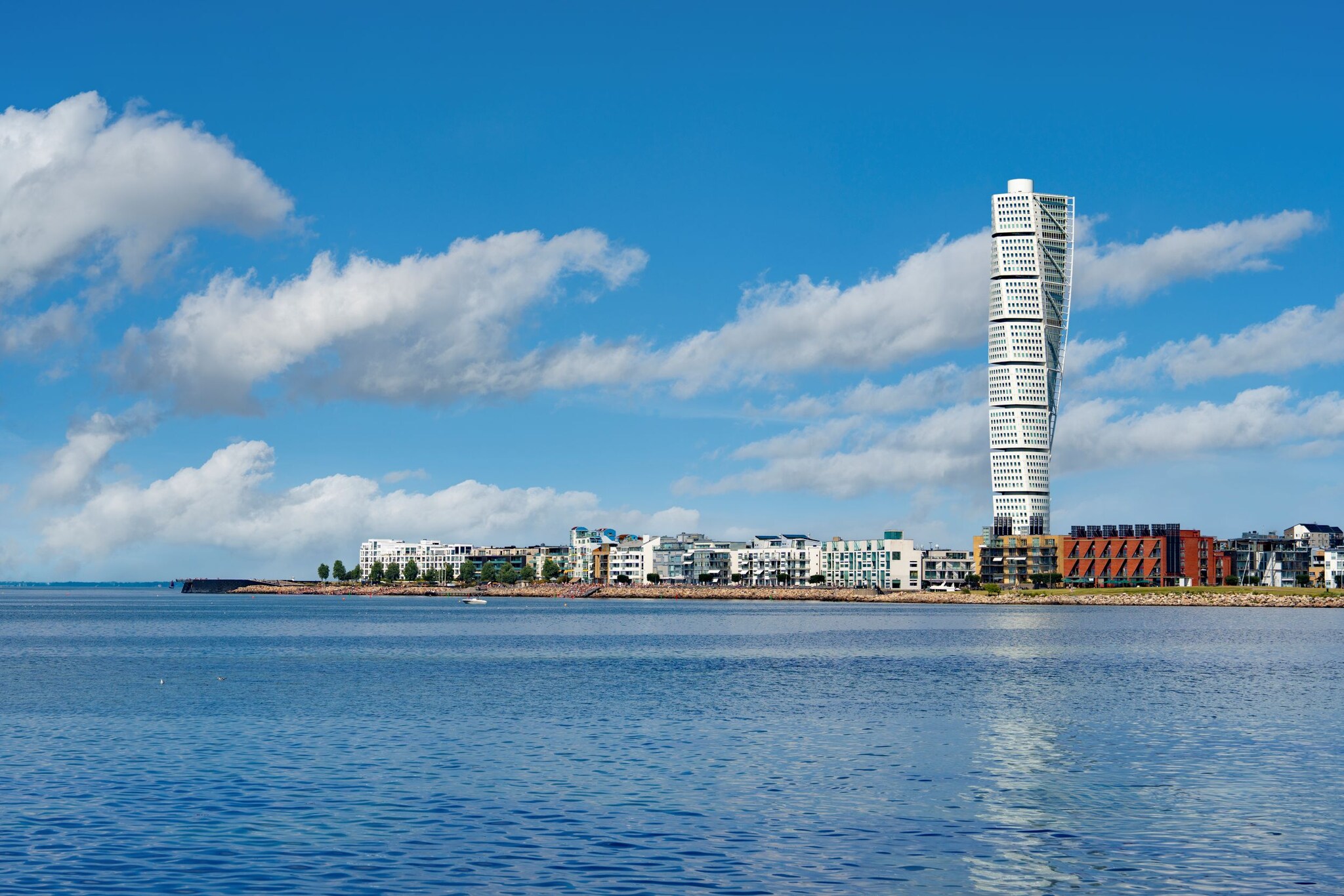 Blick vom Wasser auf Malmö, im Mittelpunkt ein Hochhaus.