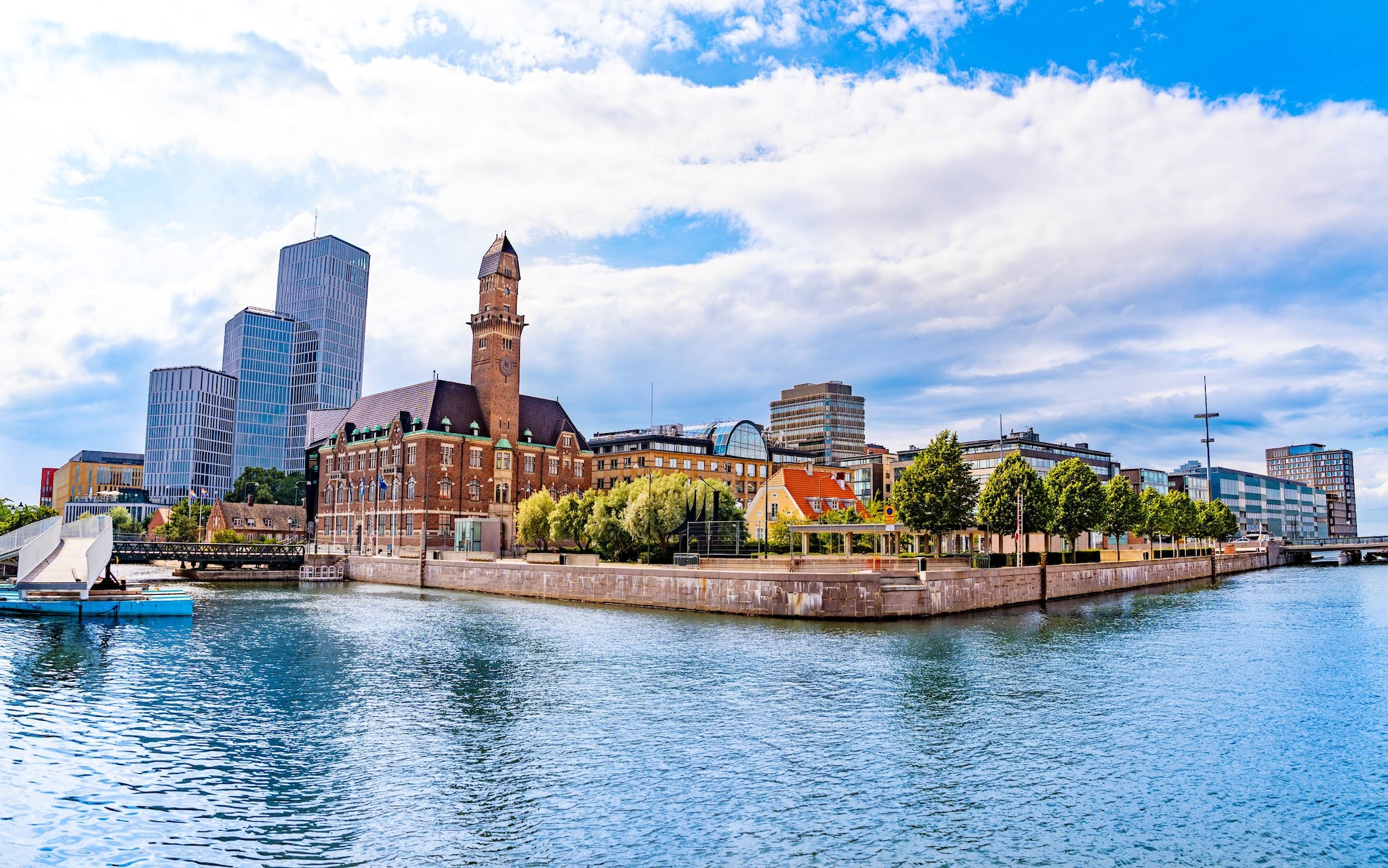 Skyline von Malmö mit historischen und modernen Gebäuden am Wasser.
