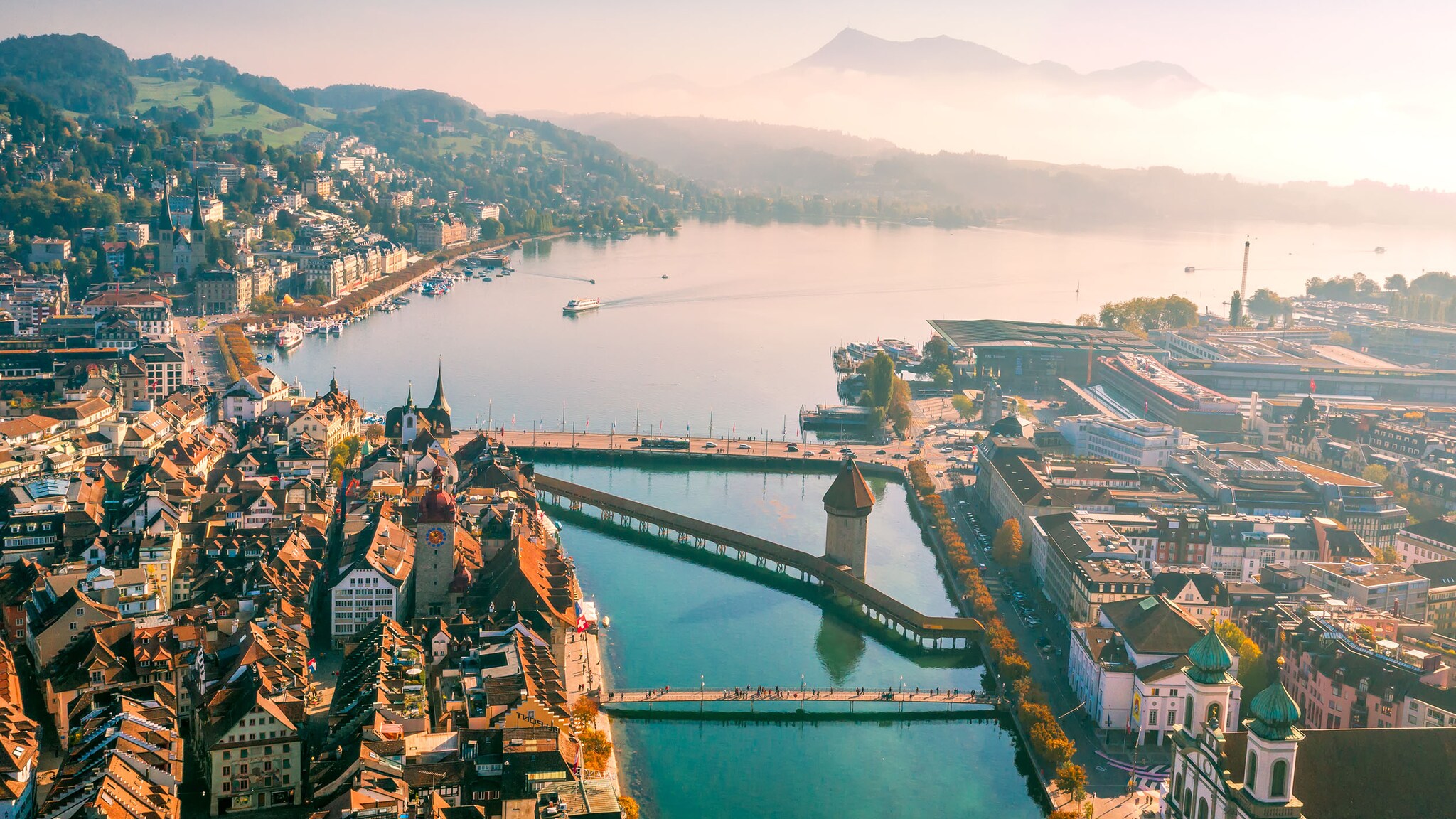 Luftaufnahme der Innenstadt von Luzern mit der Kapellbrücke in der Mitte.