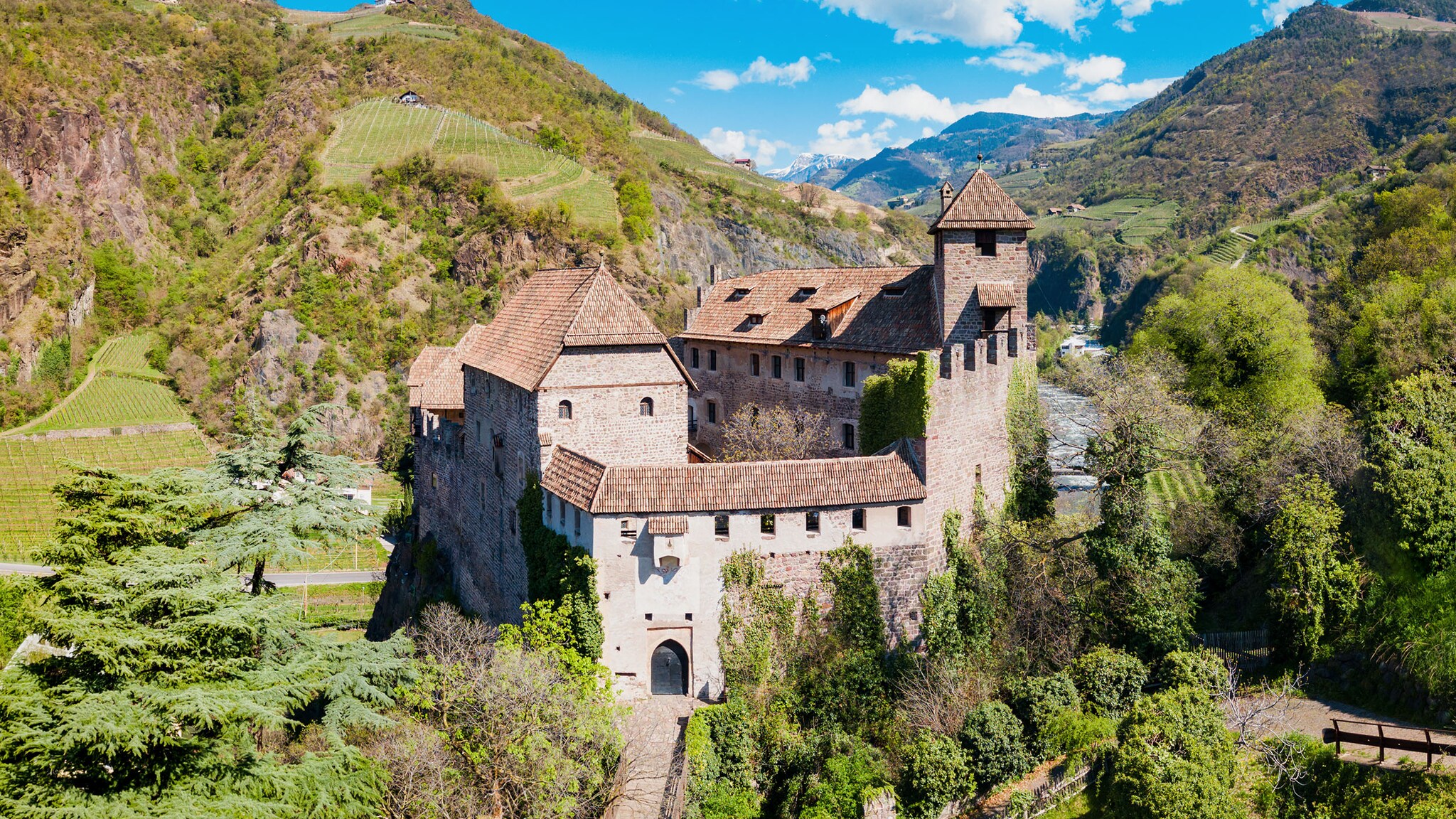 Mittelalterliche Burgruine in einem Waldgebiet in den Bergen bei Sonnenschein.