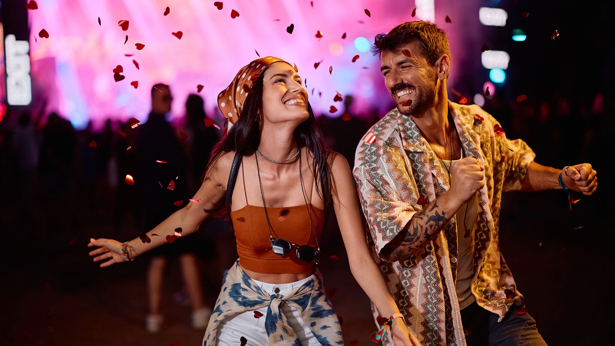 Eine Frau und ein Mann tanzen vor einer Bühne.