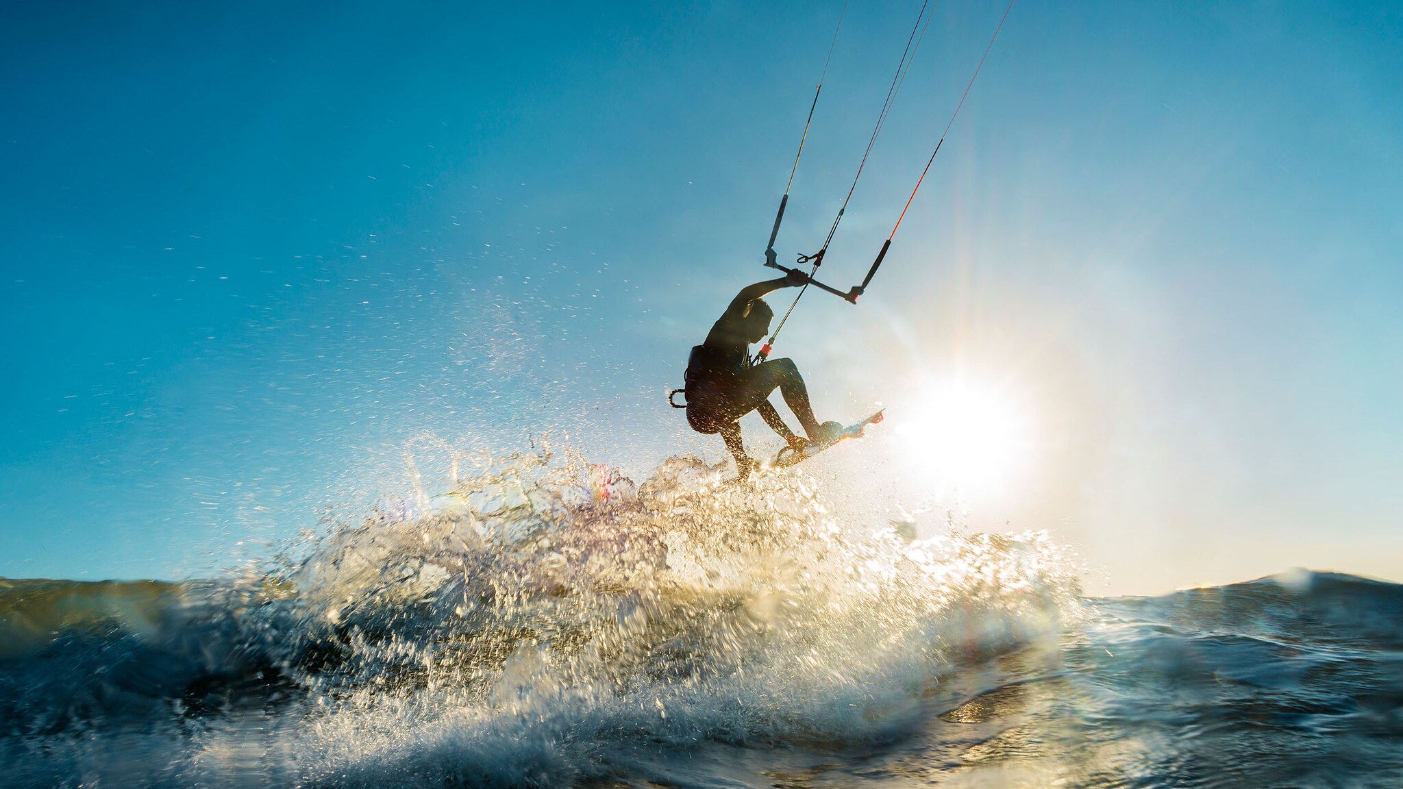 Ein Mann beim Kitesurfing.