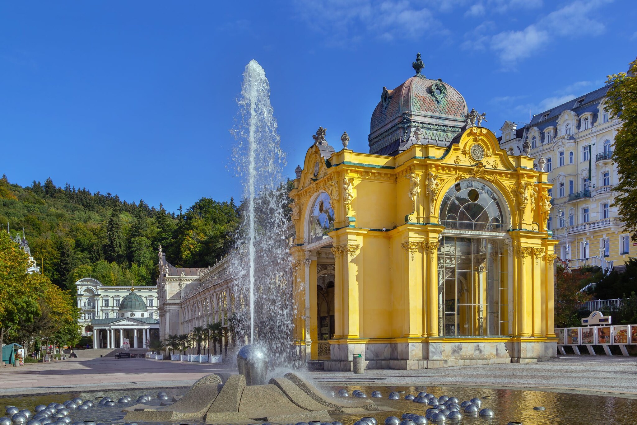 Kolonnaden in Marienbad, davor ein Springbrunnen. 