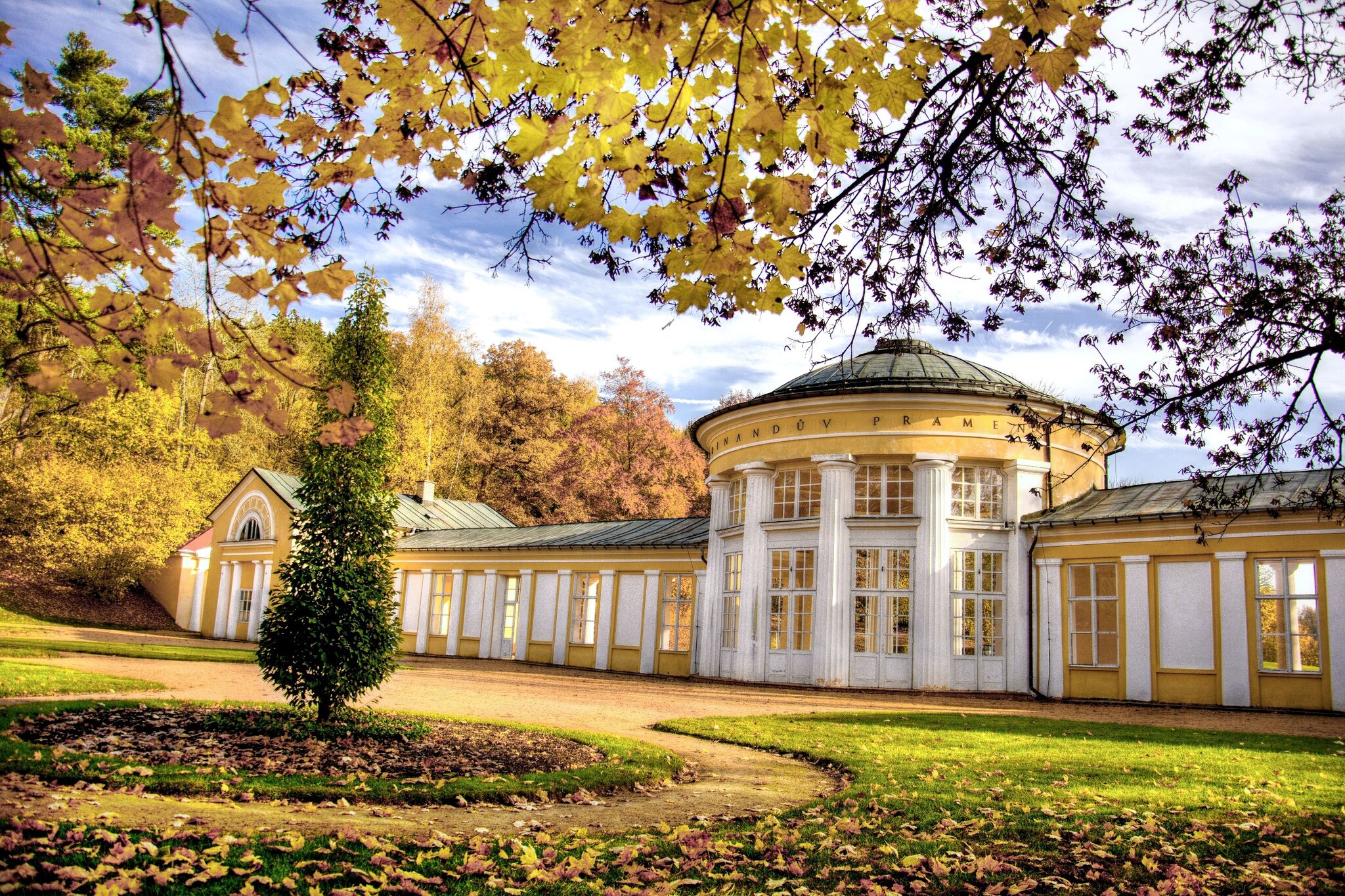 Kolonnade in einem Park in Marienbad. 