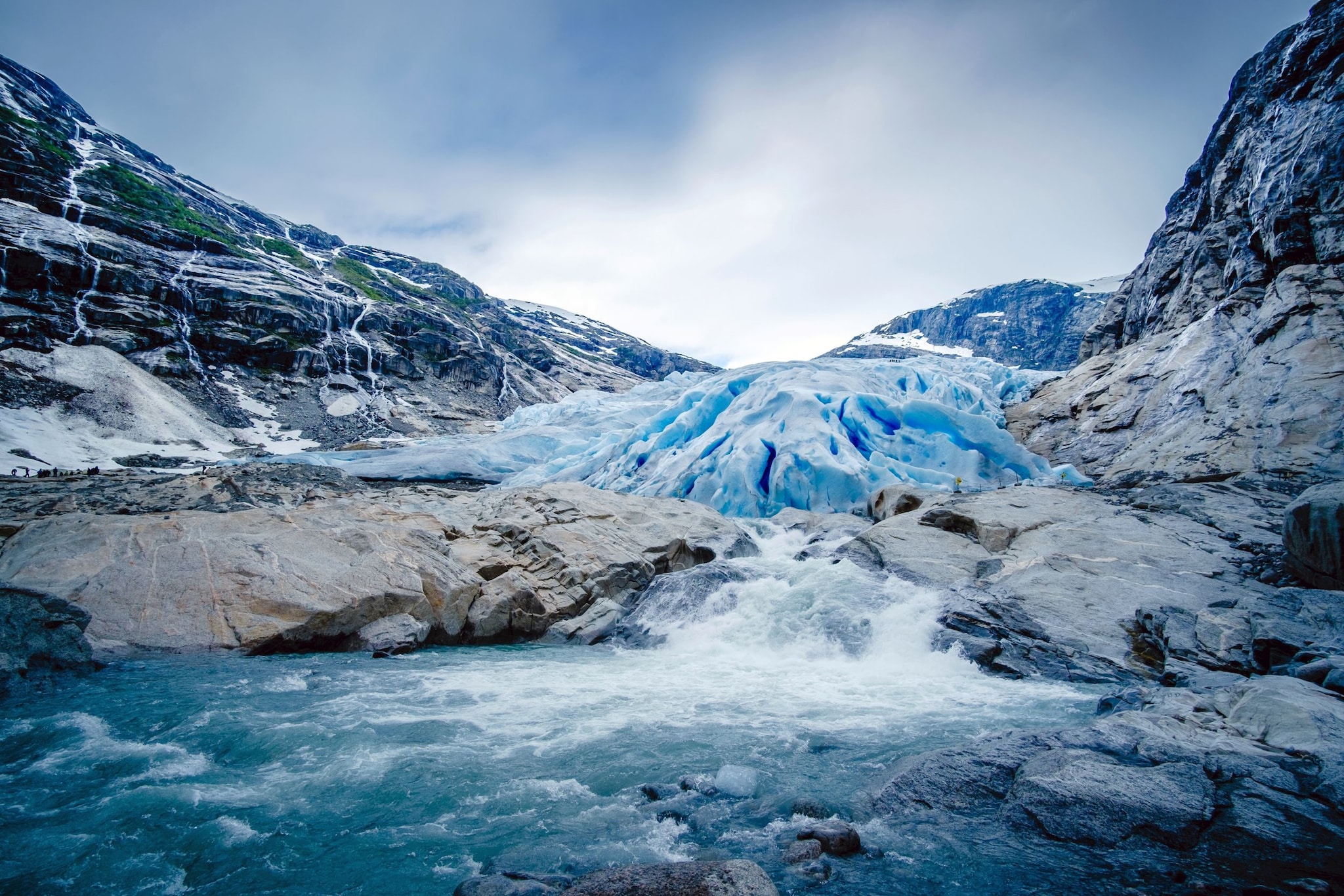 Bergwelt mit Eis und Wasser am Gletscher Briksdalsbreen. 