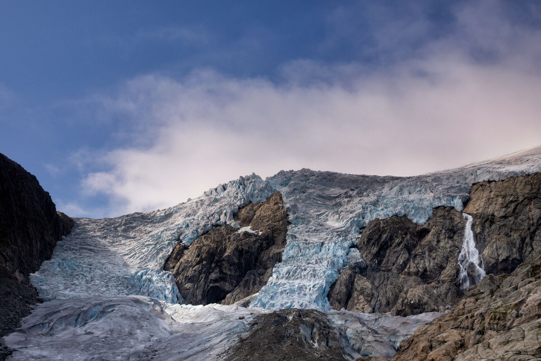Berge und Eis am Gletscherarm Buarbreen. 