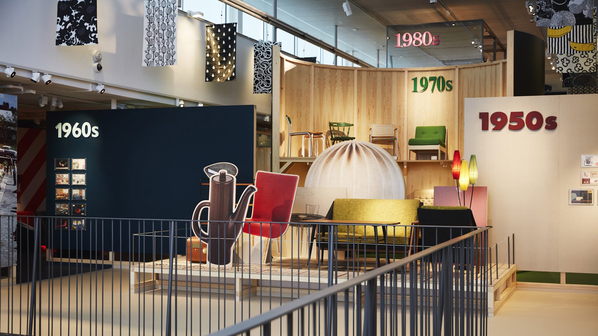 Ausstellungsraum mit IKEA-Möbeln, sortiert nach Jahrzehnten. 