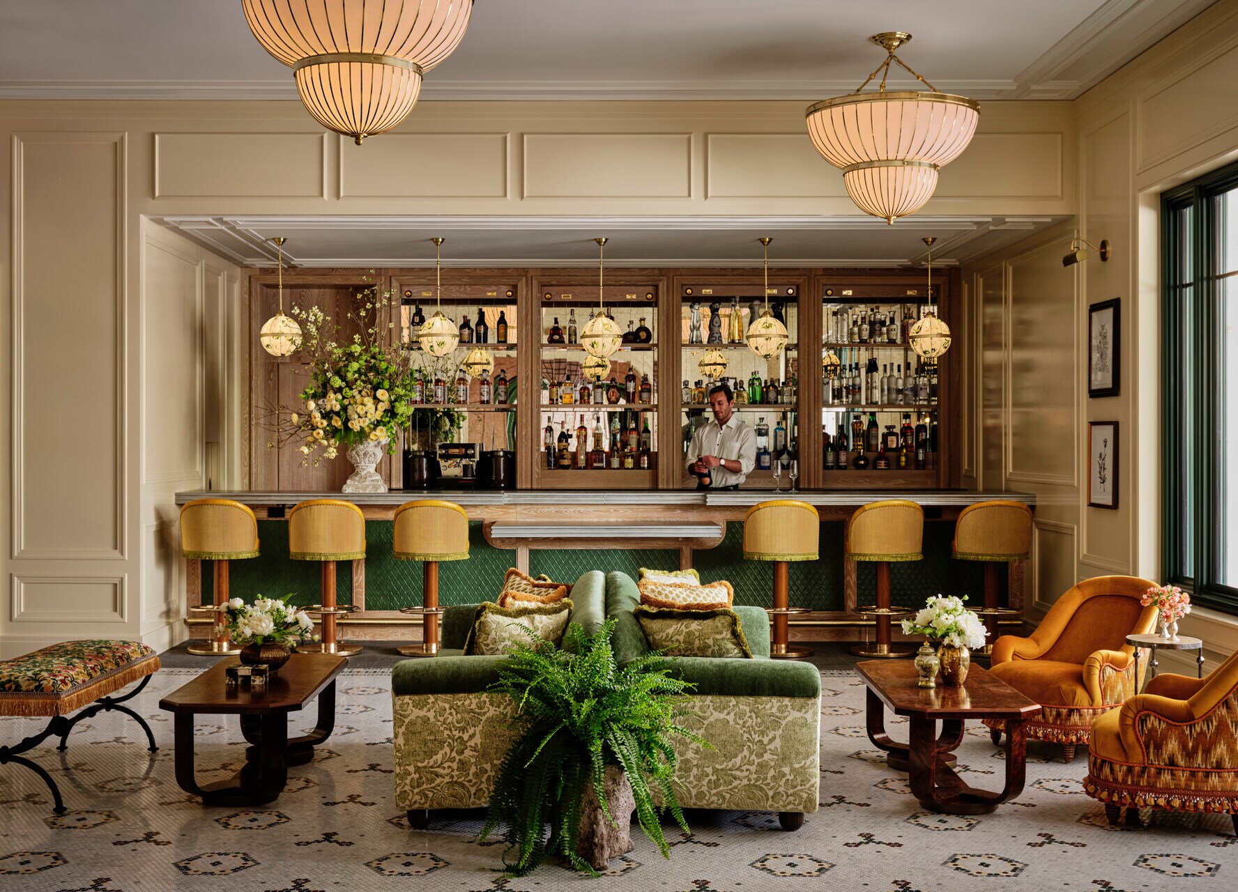 Die Bar des Four Season Hotel Boston mit gemütlichen Sesseln und mondänen Deckenleuchtern.