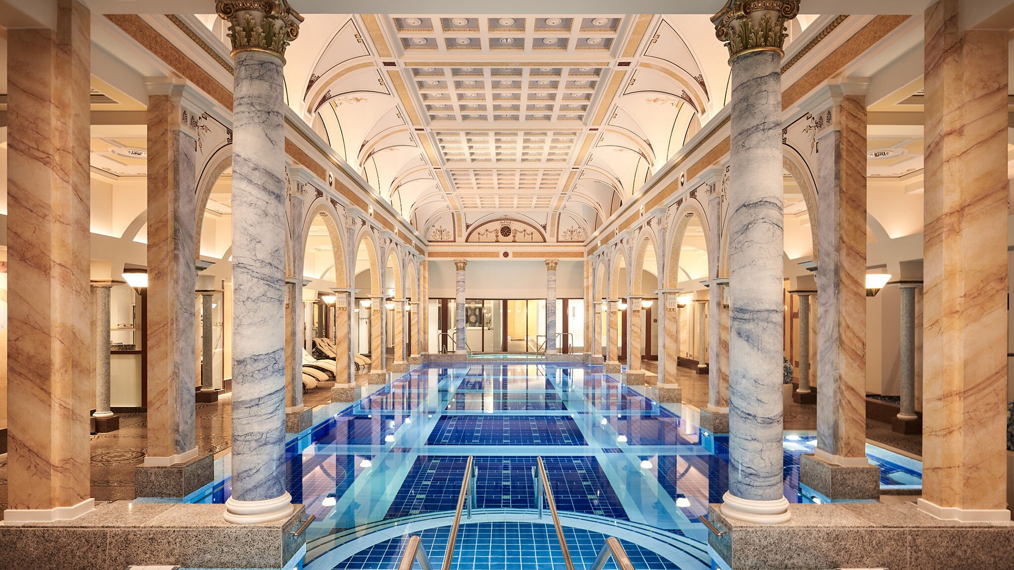 Historisches Schwimmbad mit Marmorsäulen.