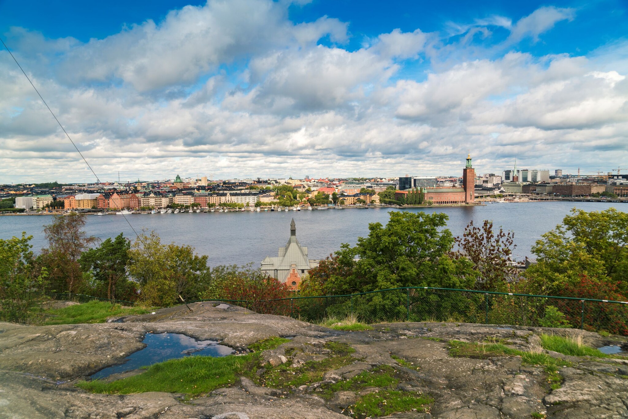 Blick von oben auf die Skyline von Stockholm. 