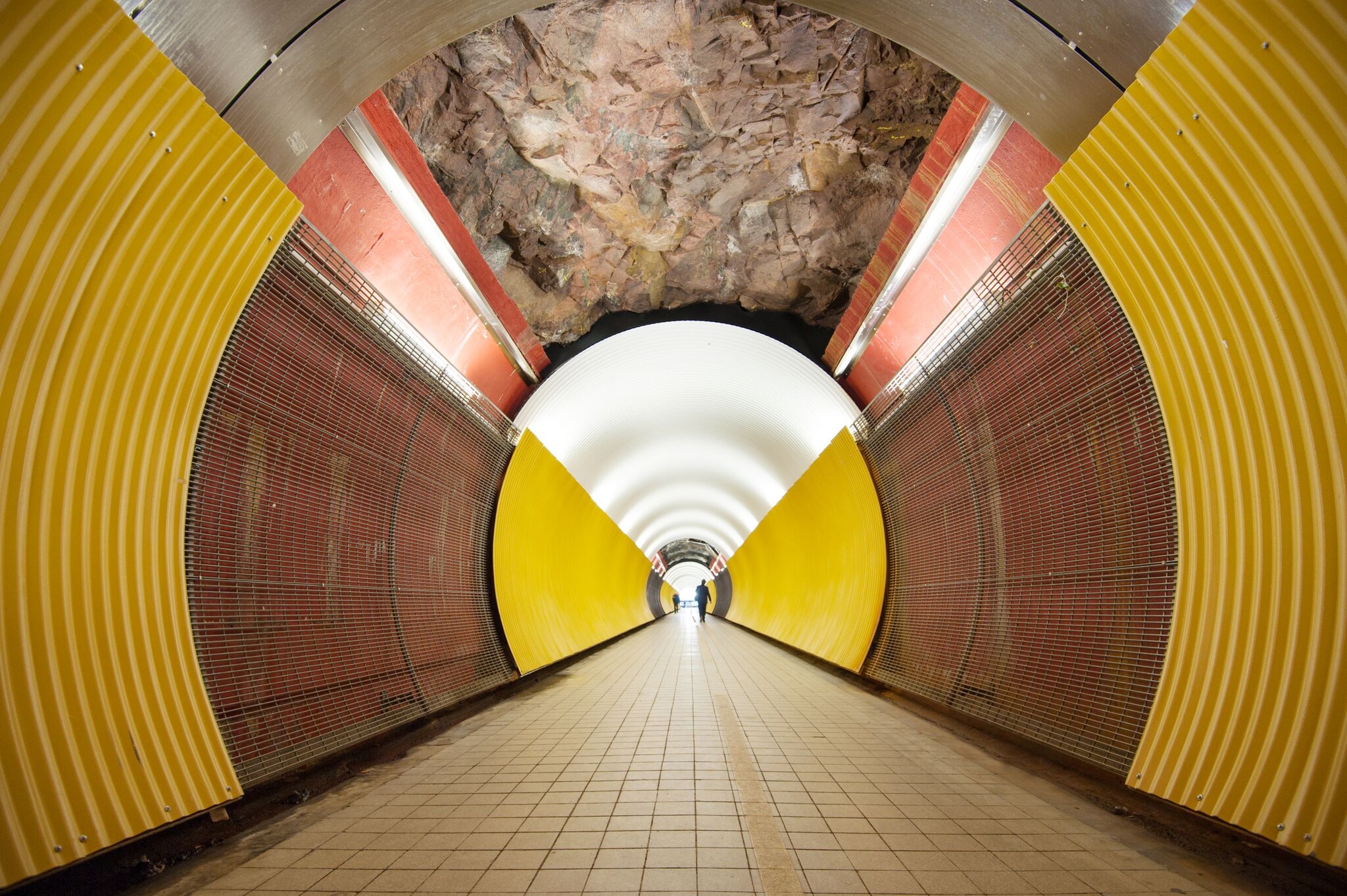 Blick in den Fußgängertunnel Brunkebergstunneln mit Personen drin. 