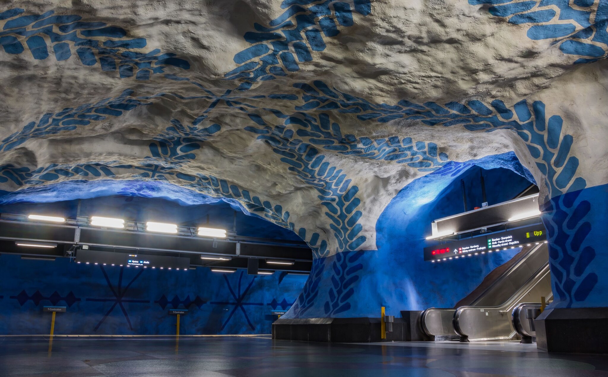 U-Bahn-Station in Stockholm mit einem künstlerisch gestalteten Gewölbe in Blau und Weiß.  