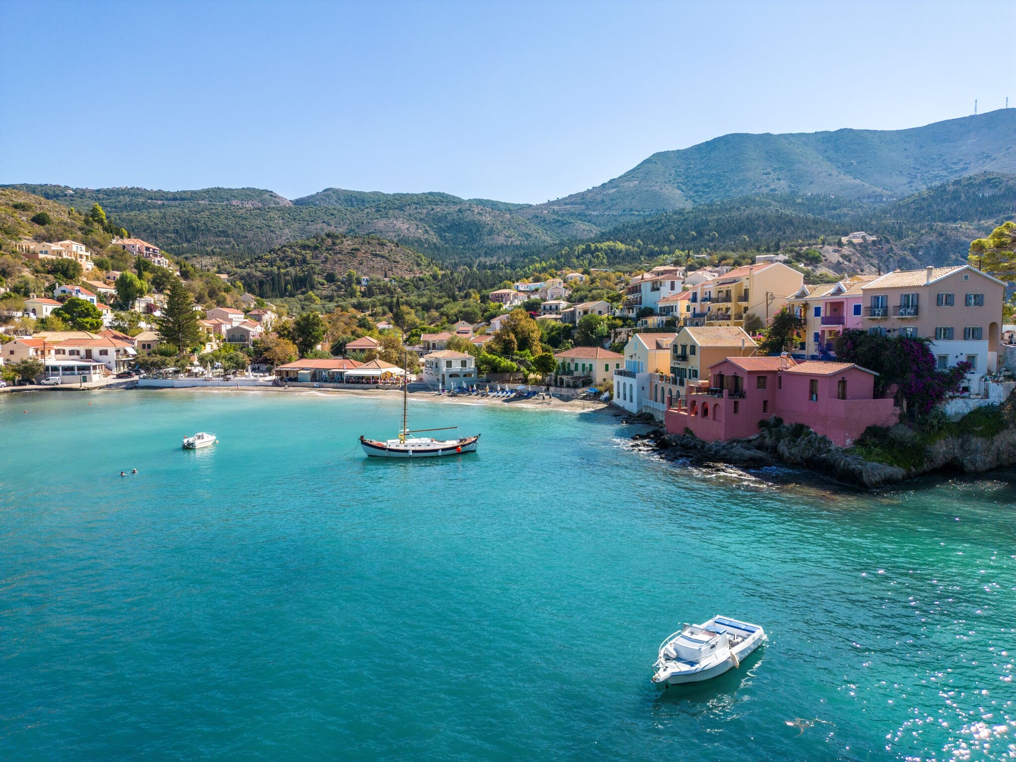Dorf Assos auf Kefalonia mit bunten Häusern und kleiner Bucht. 
