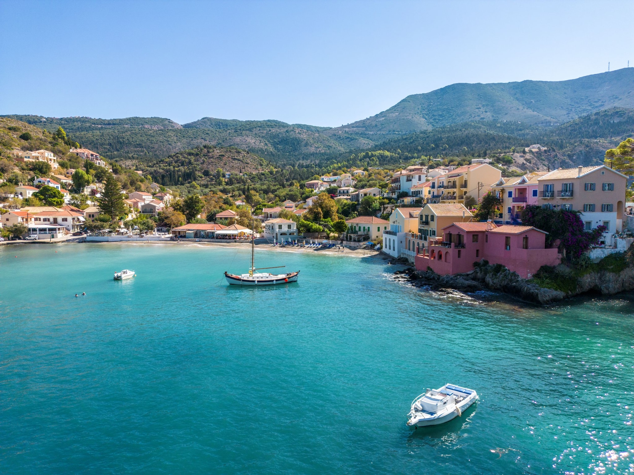 Dorf Assos auf Kefalonia mit bunten Häusern und kleiner Bucht.