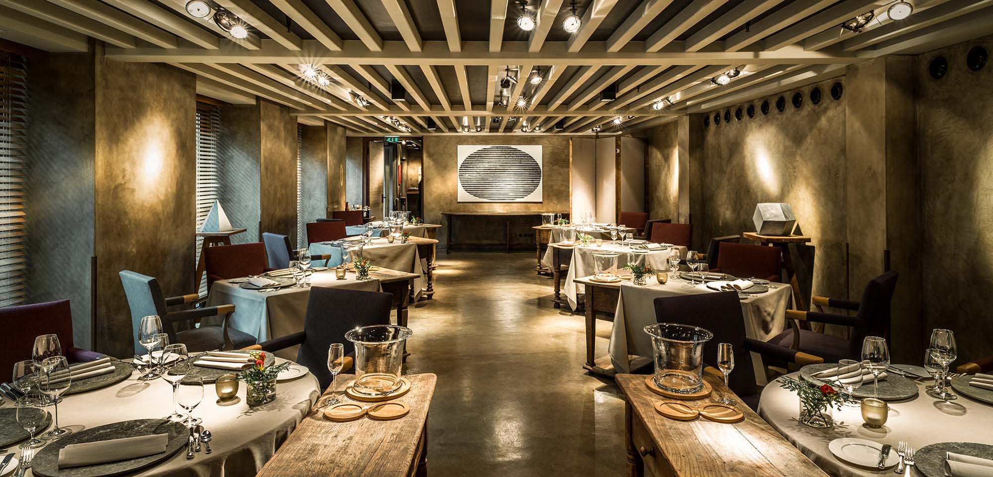 Innenansicht eines Restaurants mit industrieller Einrichtung