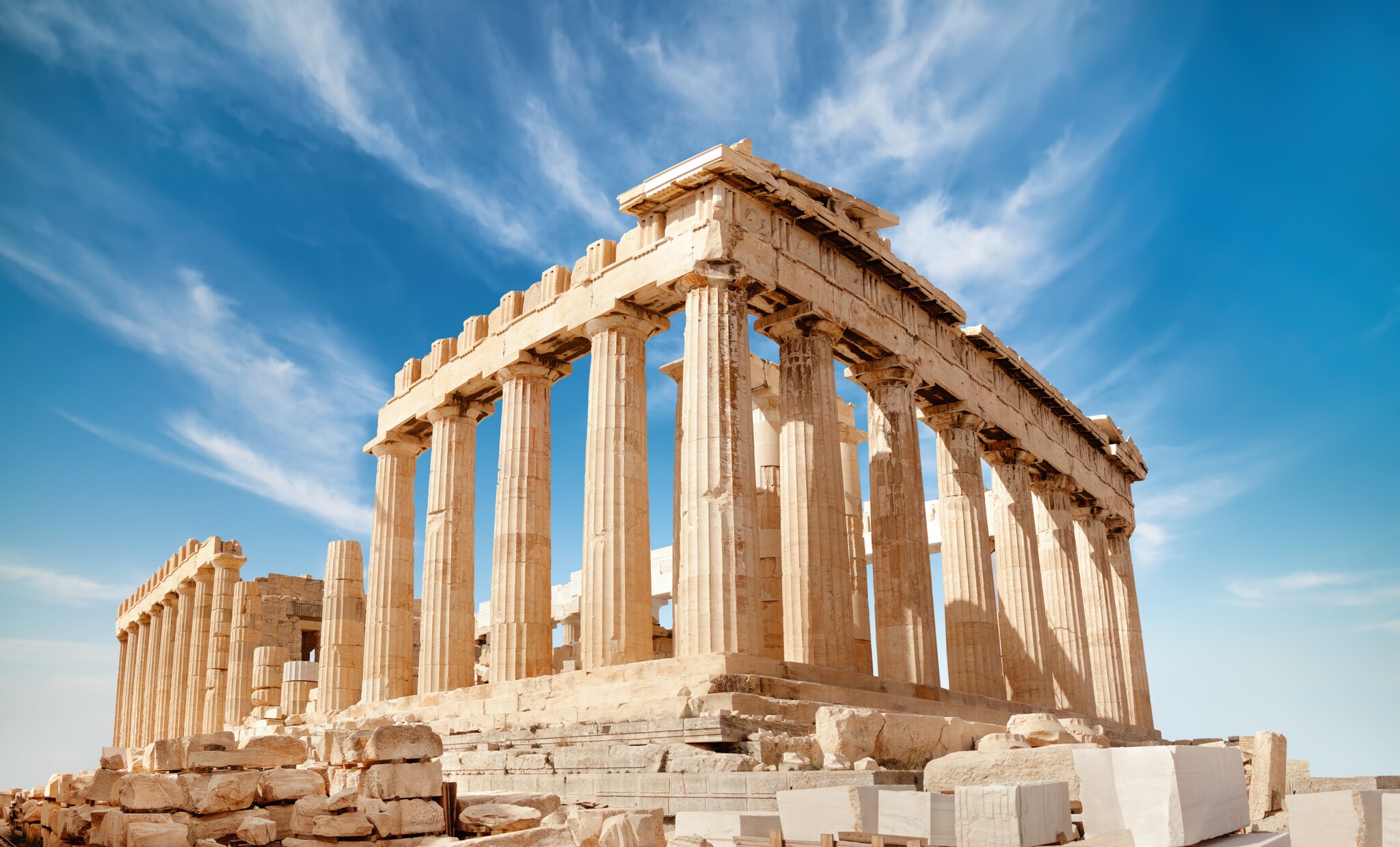 Ruinen mit verbleibenden Säulen des Parthenon-Tempels bei blauem Himmel. 