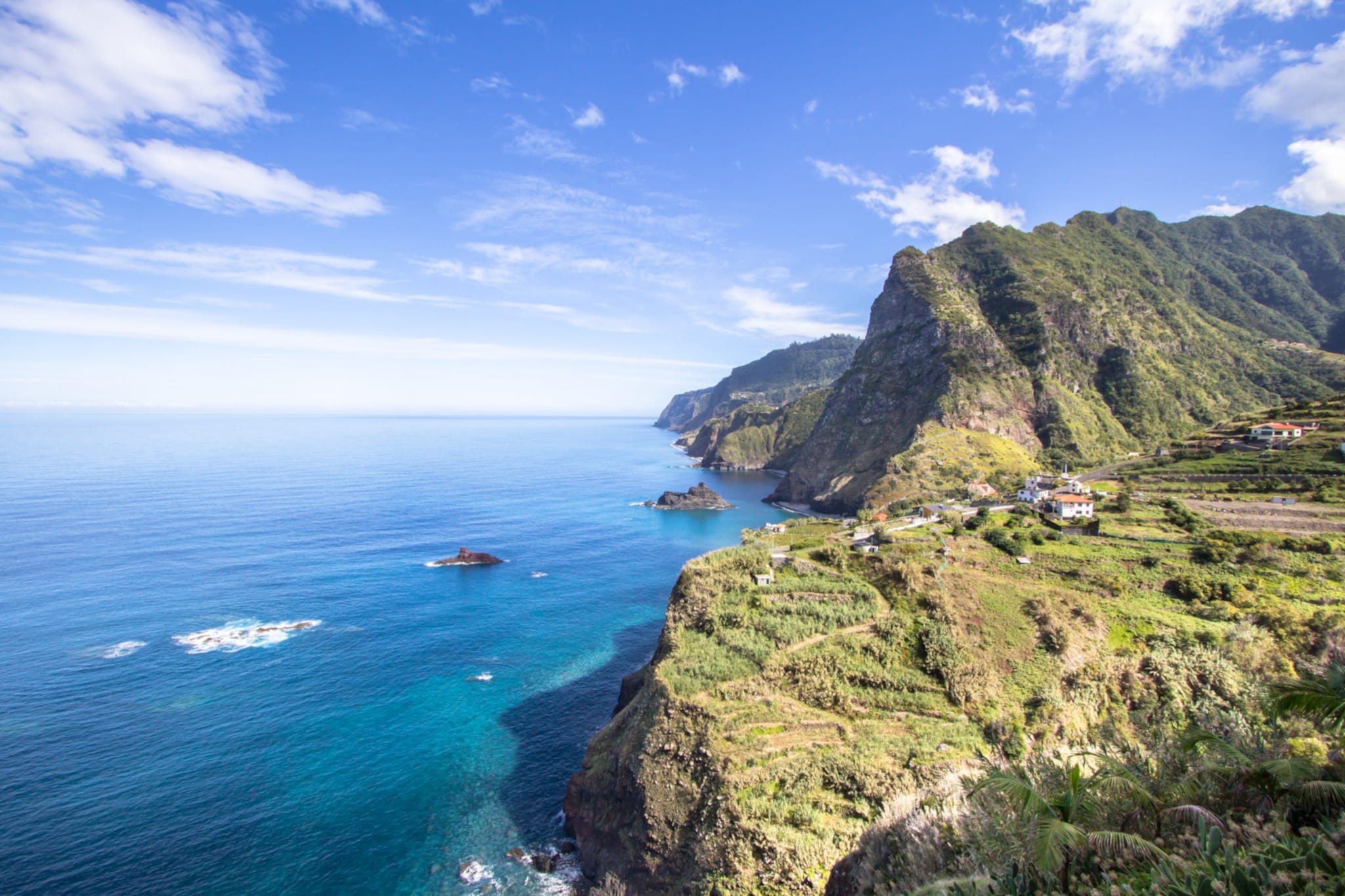 Blick von oben auf das Meer und die bergige und grüne Küste von Madeira. Blick von oben auf das Meer und die bergige und grüne Küste von Madeira.