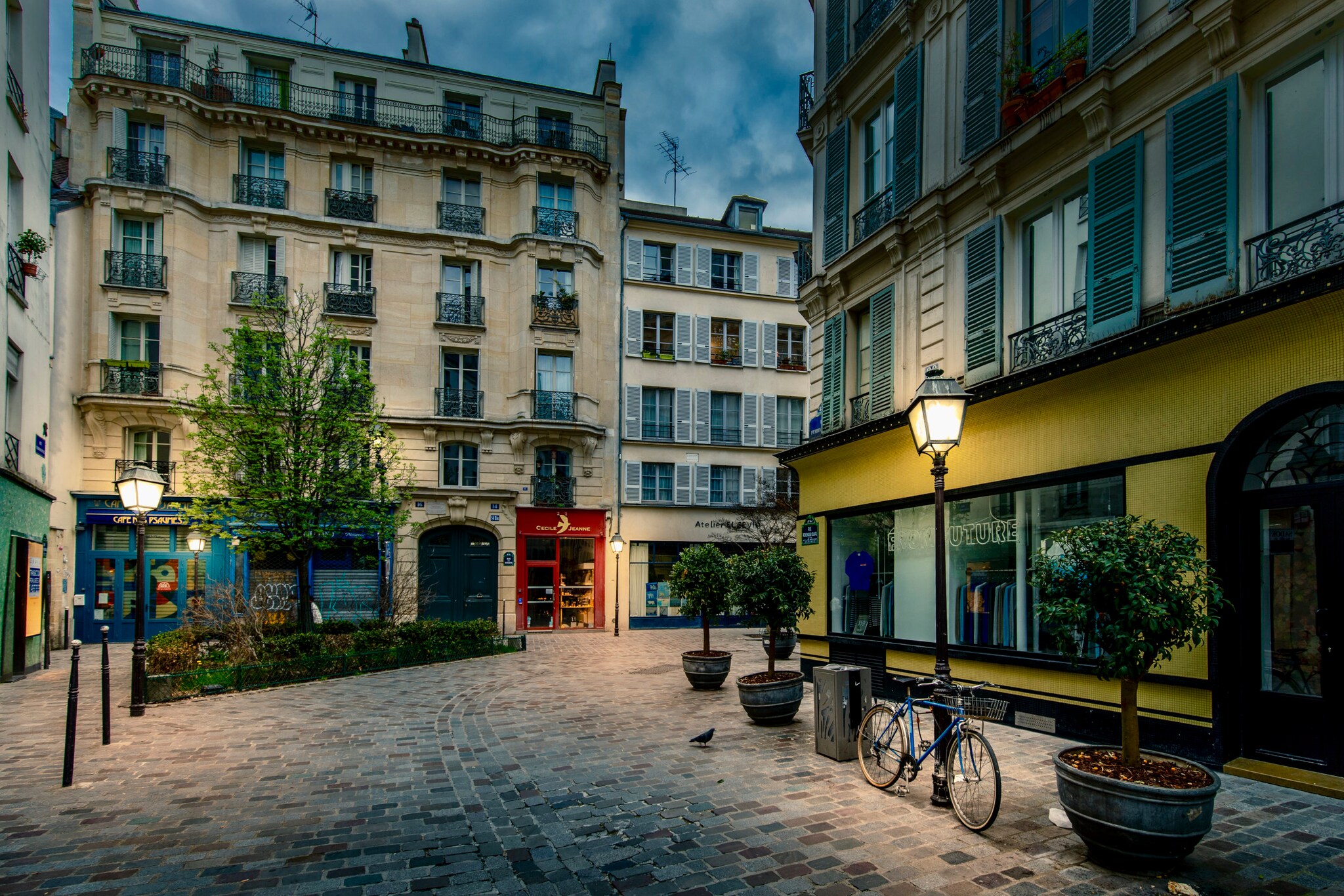 Straße im Marais-Viertel bei Dämmerung.
