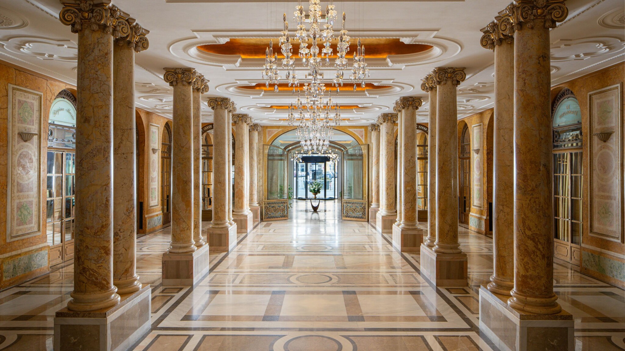 Das äußere Foyer, Les Colonnades, des InterContinental Athénée Palace Bucharest