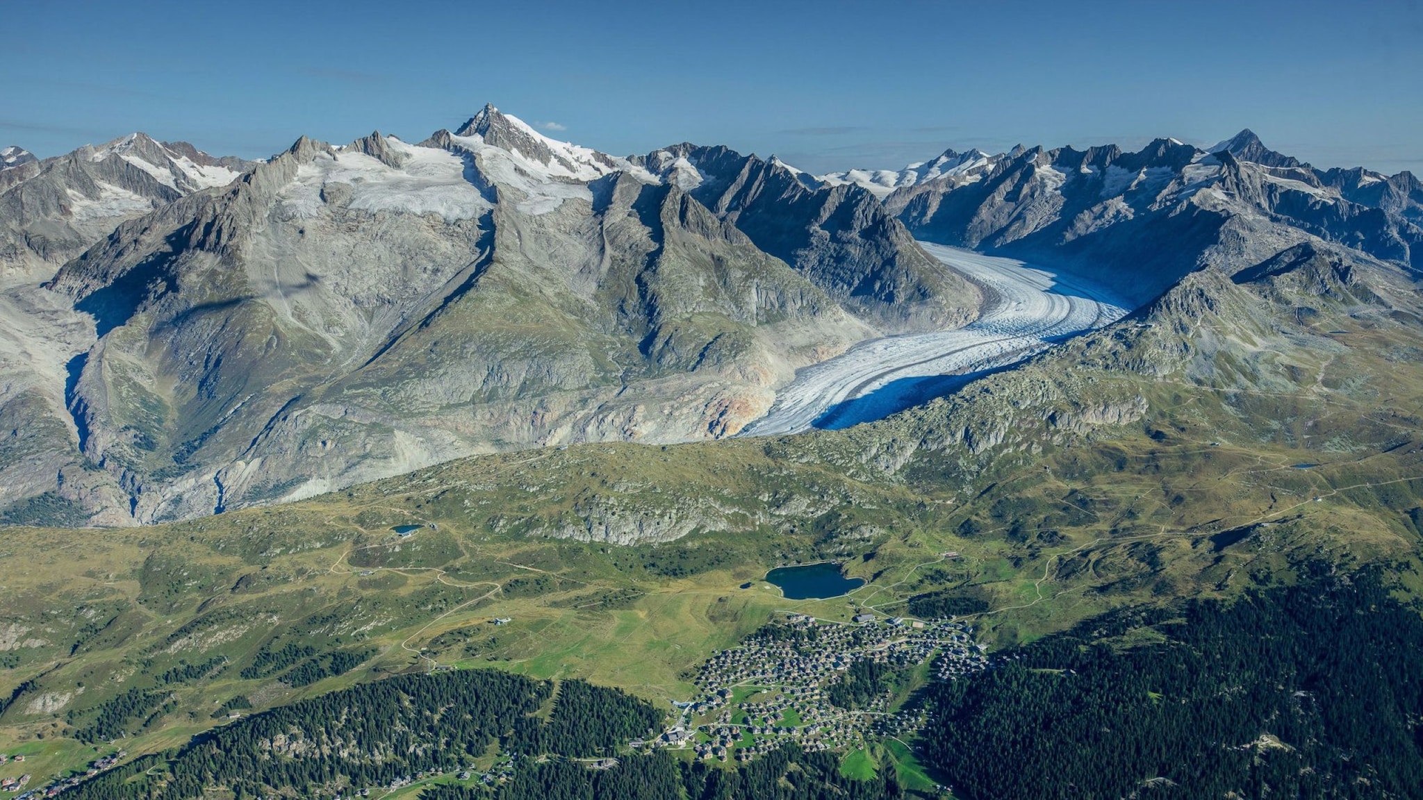 Aletsch Arena Blick vom Eggishorn auf den Aletschgletscher, umgeben von den Gipfeln der Walliser Alpen und der Aletsch Arena.