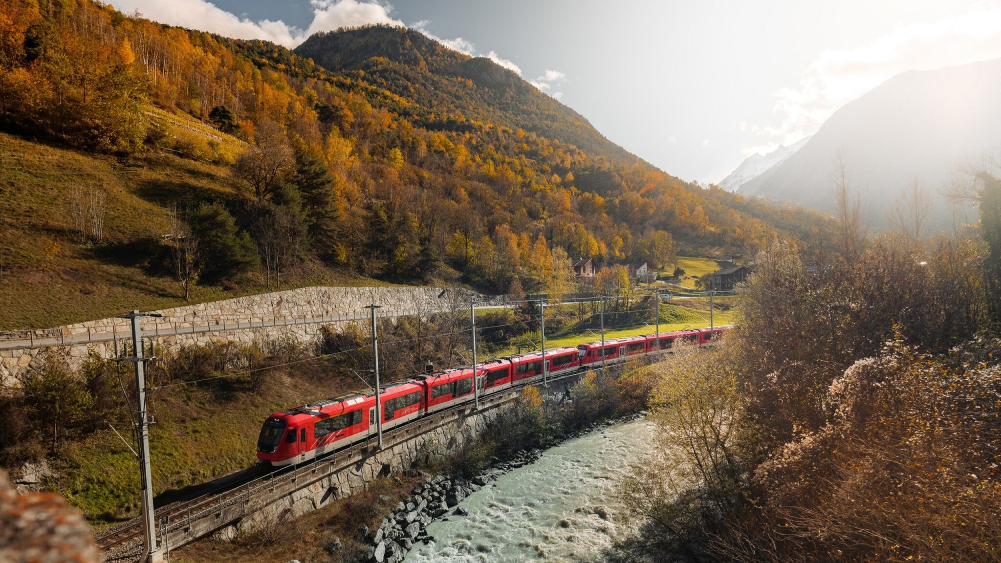 Die Matterhorn Gotthard Bahn fährt am Fluss entlang.