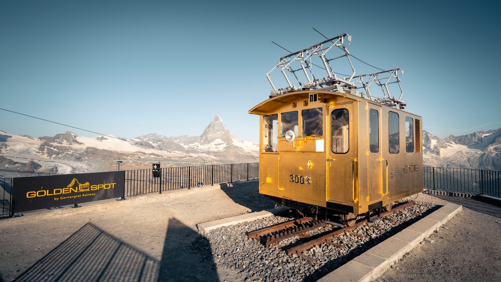 Erste Lok der Gornergrat Bahn Erste Lok der Gornergrat Bahn in goldener Farbe, im Hintergrund ist das Matterhorn zu sehen