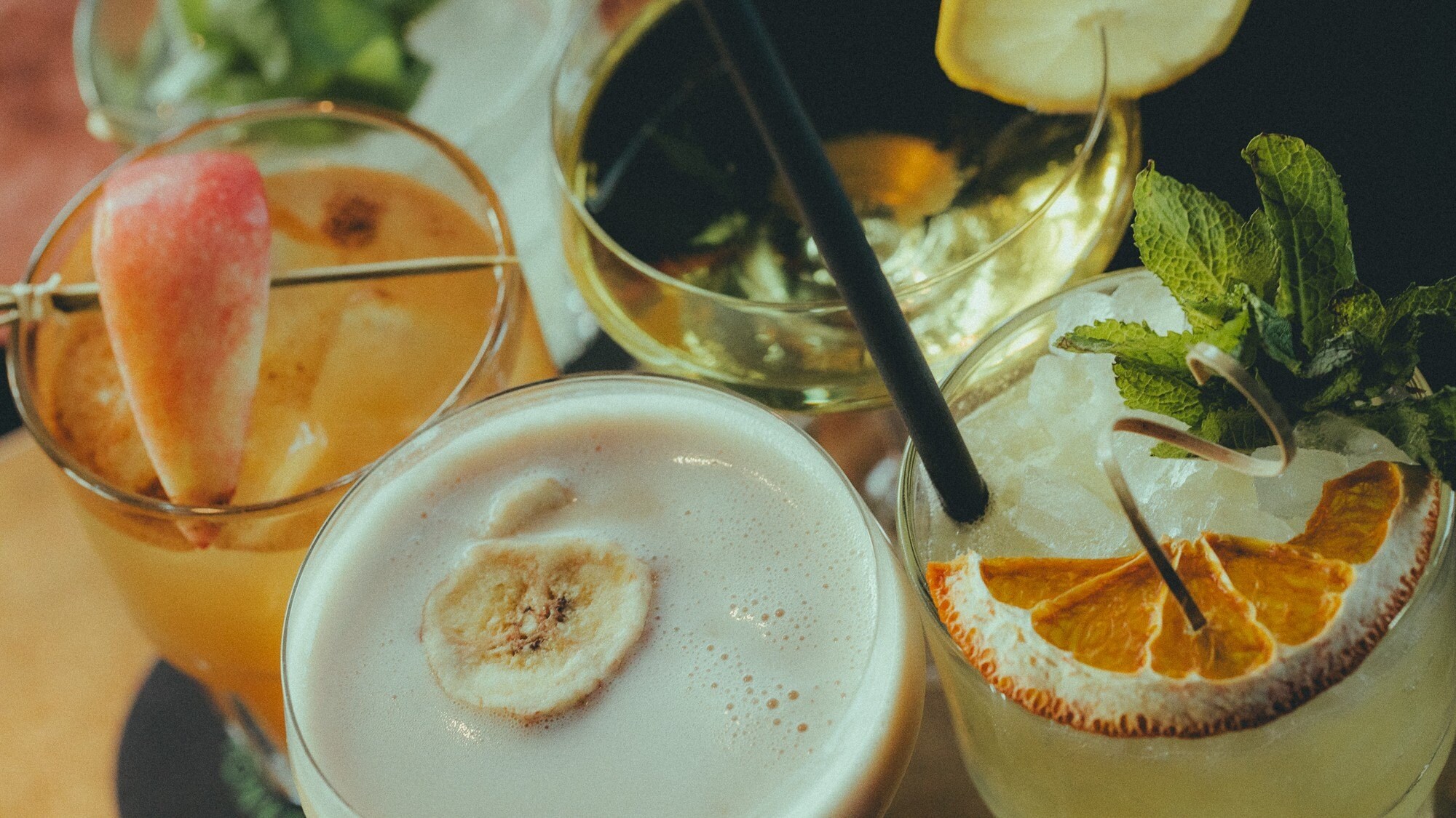Verschiedene Cocktails der Monkey Bar Berlin