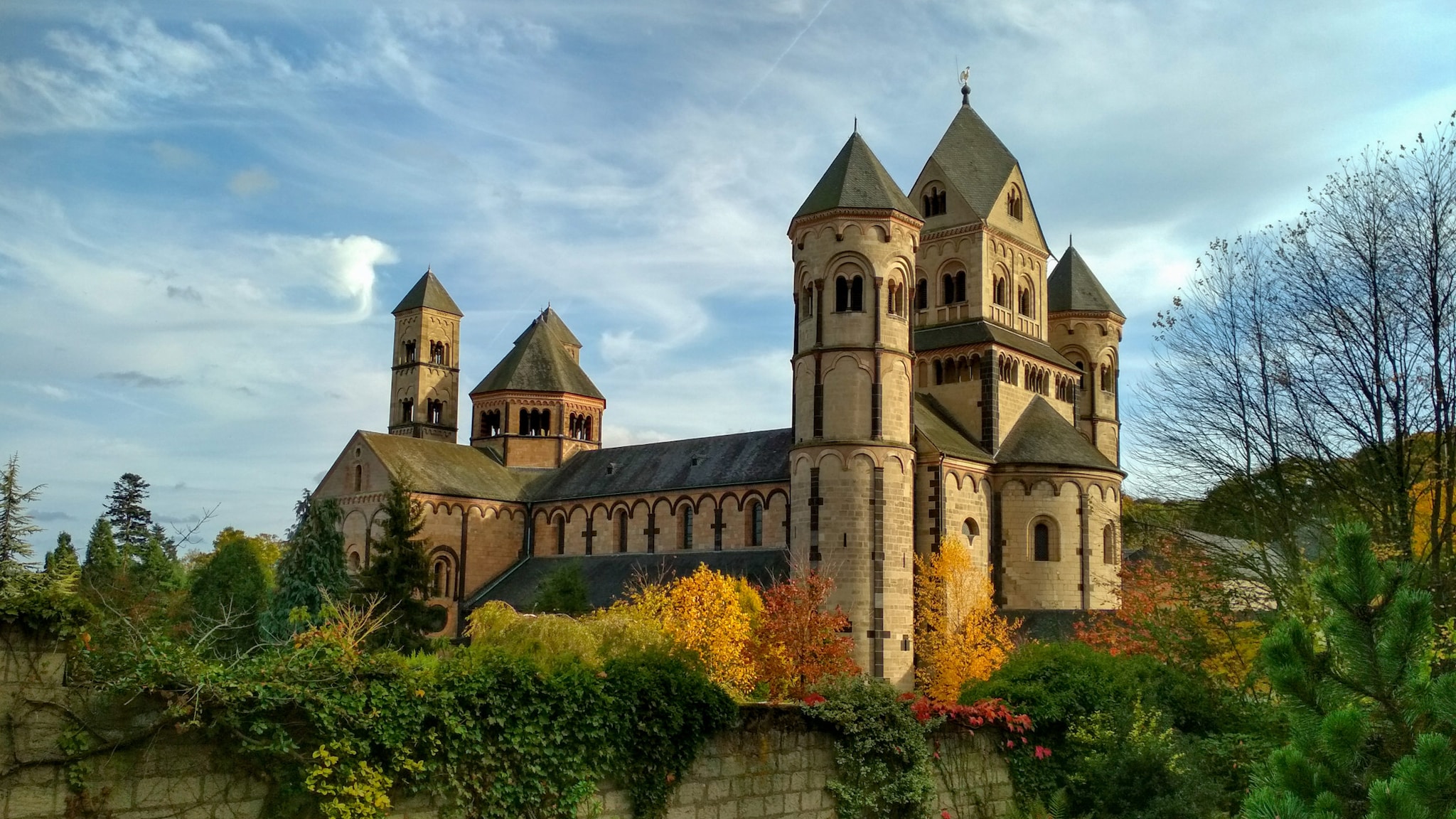 Blick auf die malerische Abtei Maria Laach an einem Herbsttag.