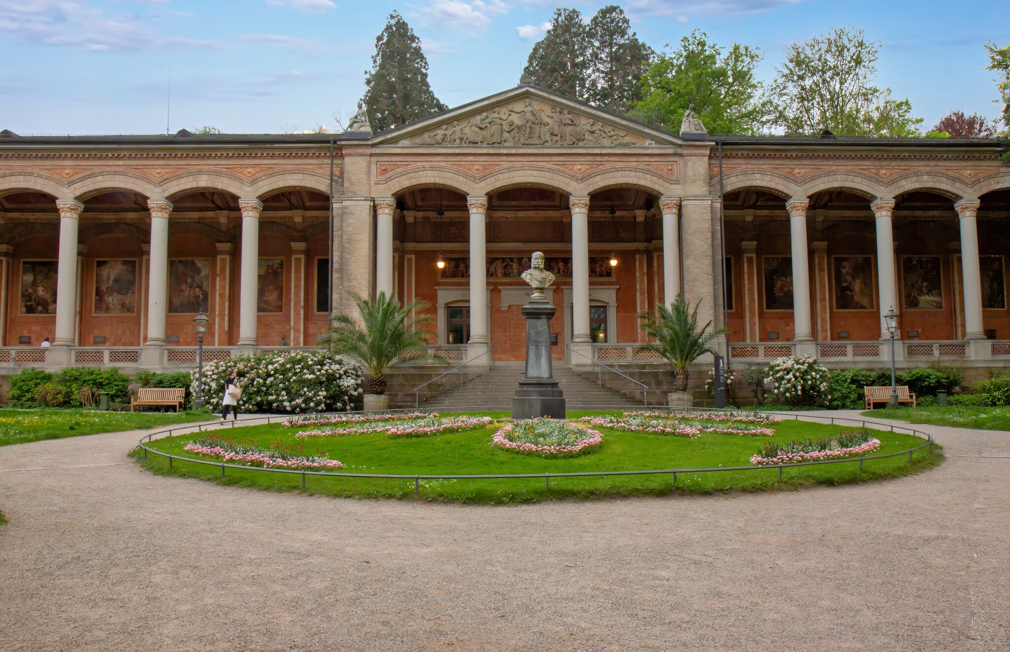Blick auf die historische Trinkhalle mit ihrem offenen Wandelgang und 16 Säulen in Baden-Baden. 