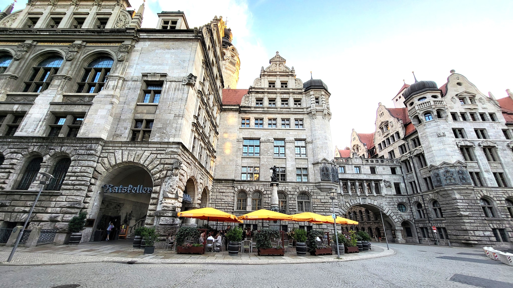 Blick auf das Gebäude vom Neuen Rathaus in Leipzig sowie der Terrasse vom Restaurant Ratskeller.